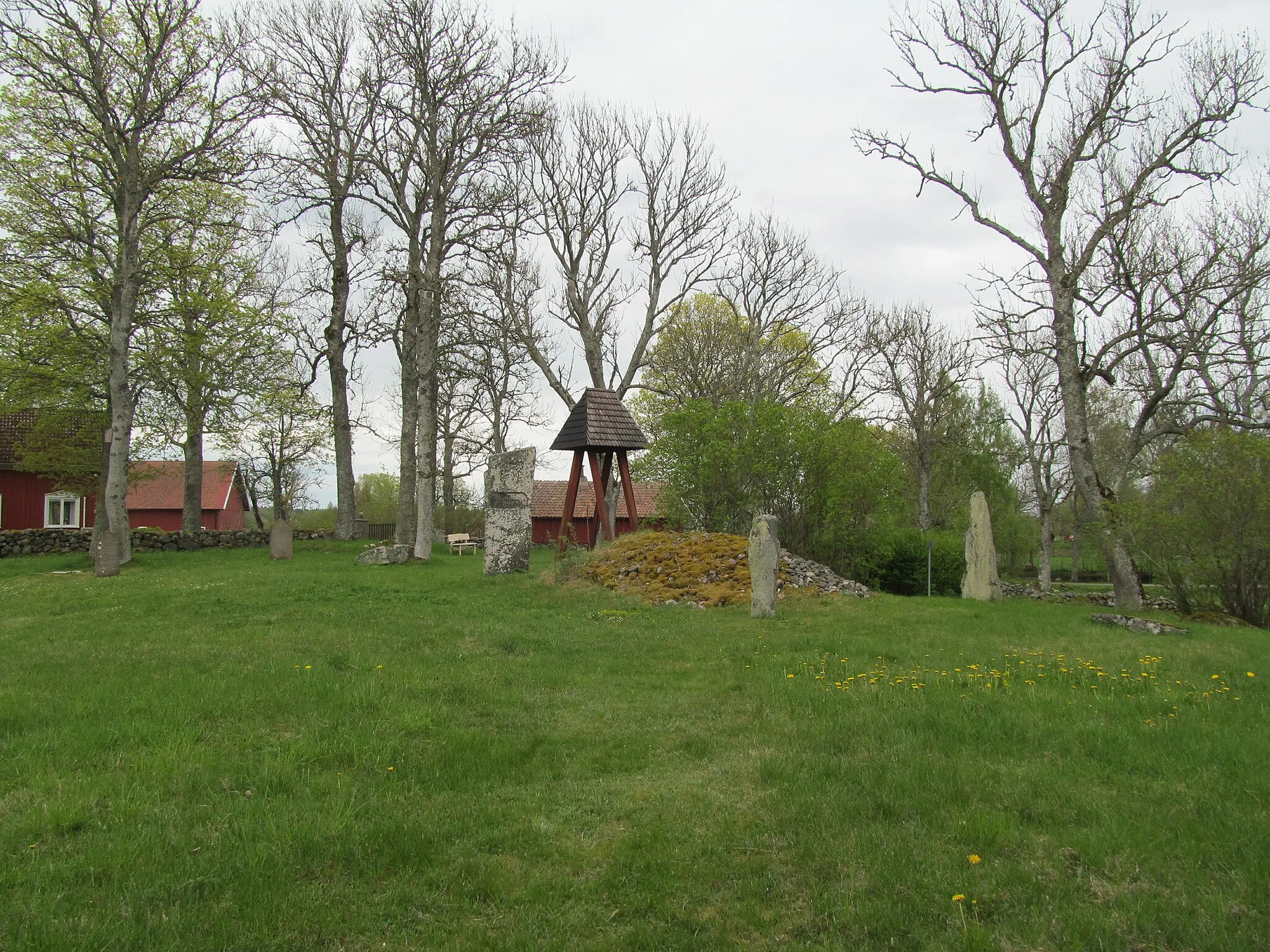 Photo showing: The location of Täng old church. In the old grave there now is a campanile, two rune stones and a memorial stone.