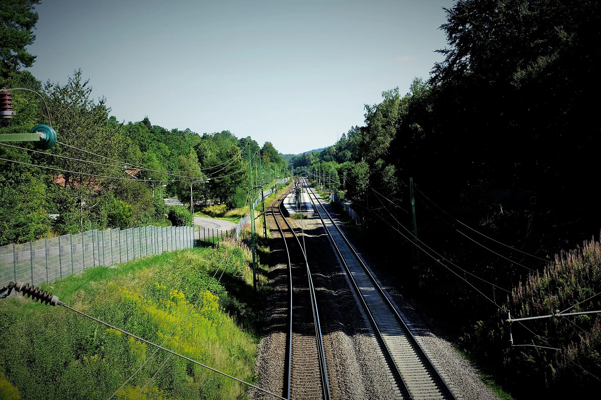 Photo showing: Bild över pendeltågstation i Västra Bodarna, Alingsås