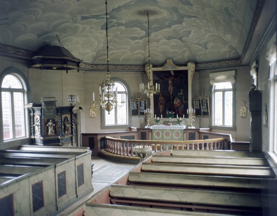 Photo showing: Roasjö kyrka. Interiör mot koret