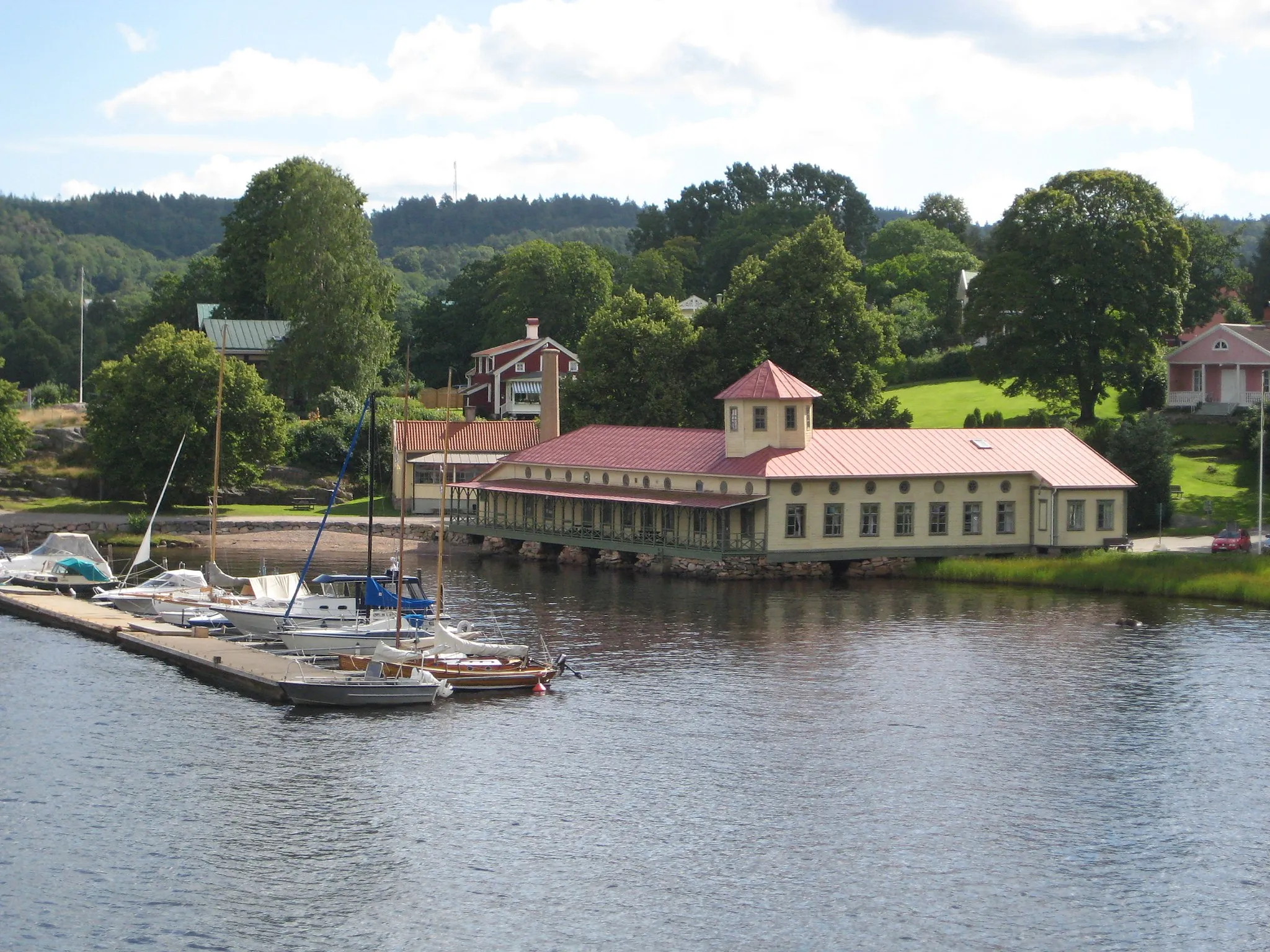 Photo showing: Hostel in Gustafsberg in Uddevalla, from the sea side. Formerly the greater temperated bath house.