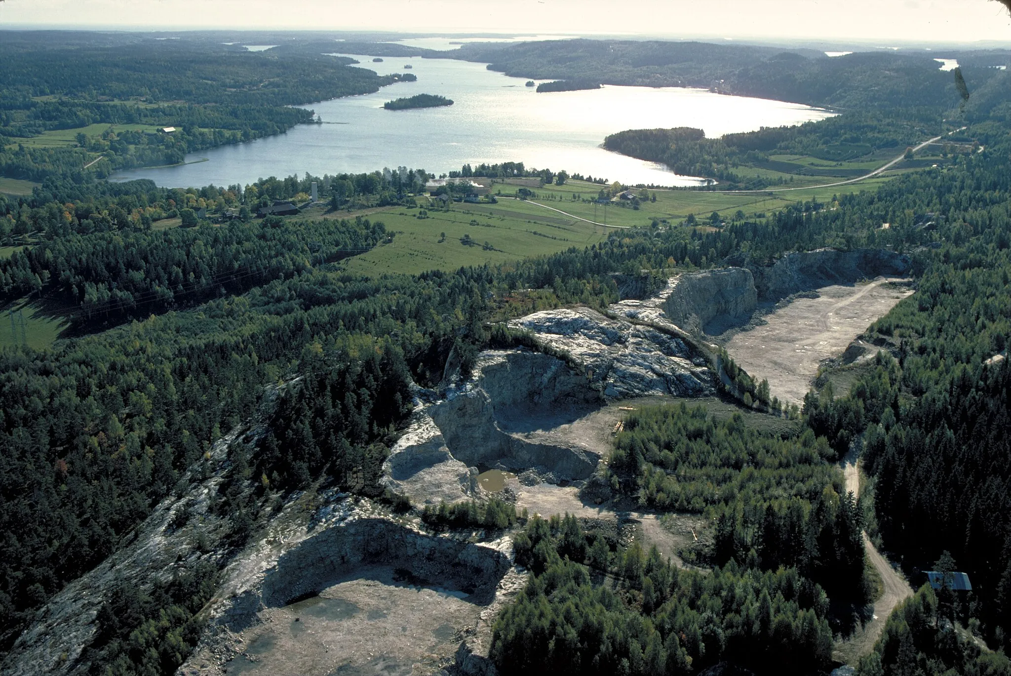 Photo showing: Notera Av dokumentationsskäl har originalbeskrivningen från Riksantikvarieämbetet behållits. Tillrättalägganden och alternativa beskrivningar bör införas separat från nedanstående information. Felaktigheter kan även anmälas till denna sida. Stenbrott ovanför Fröskogs kyrka. Bilden troligen från omkring 1980. Motiv: Fröskog socken
Nyckelord: Flygbilder
Kategori: Stenindustri