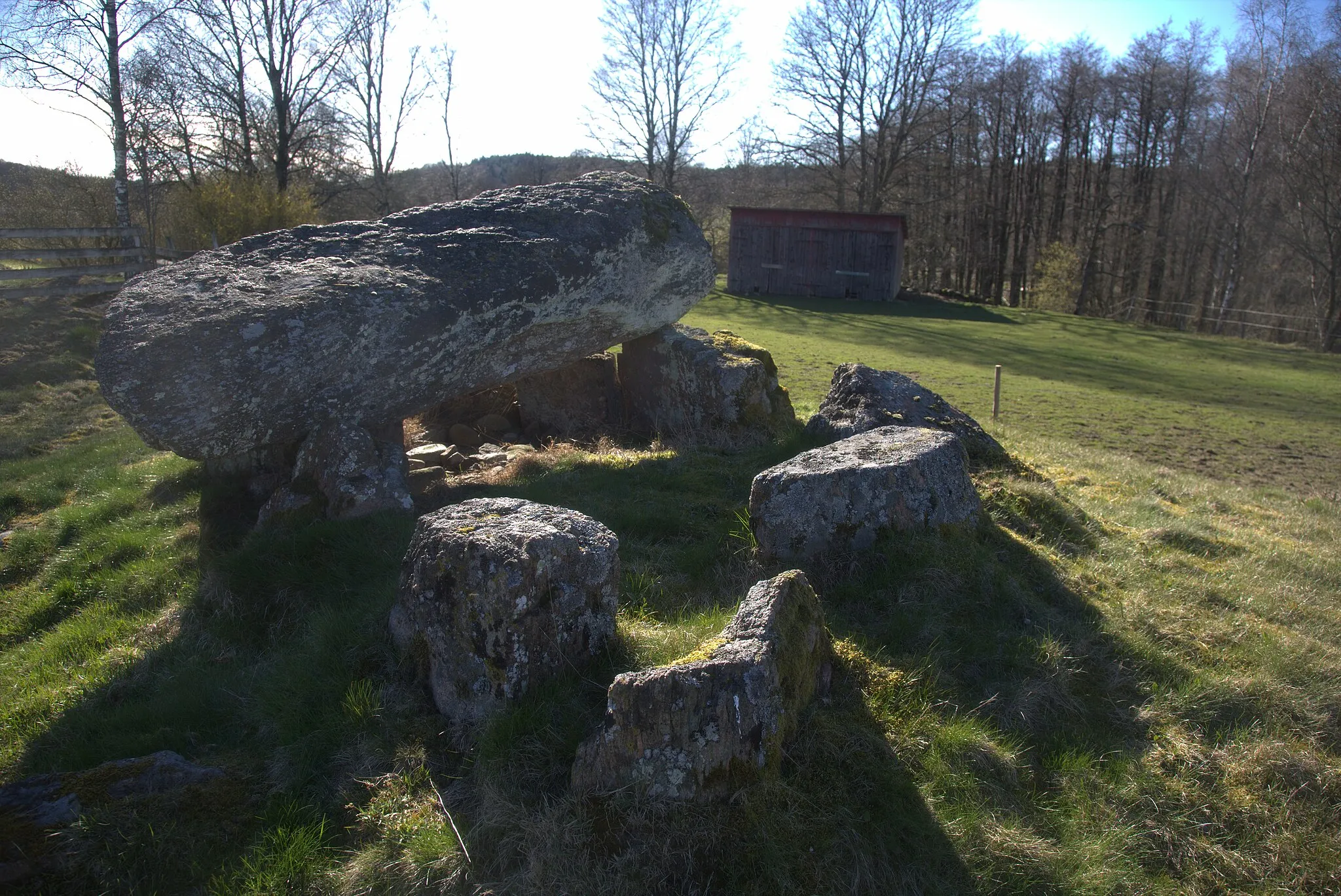 Photo showing: Rumpelösa kyrka utanför Veddige. En omkring 4000 år gammal gångrift/stenkammargrav.