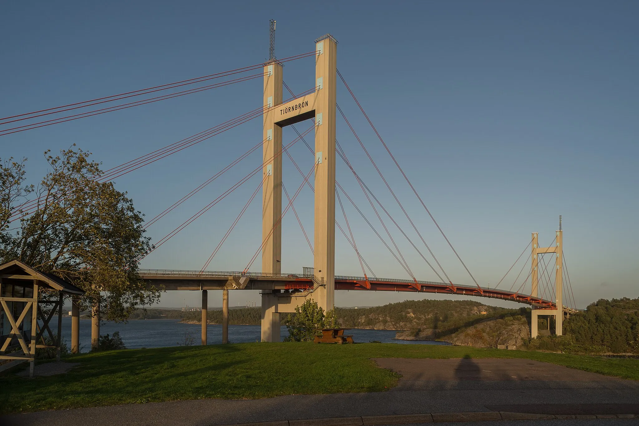 Photo showing: Tjörnbron (the Tjörn bridge).  Tjörnbron is one of three bridges along Tjörnbroleden that connects the islands of Tjörn and Orust to the mainland. Inaugurated in 1981, the bridge was built in record time after its predecessor, the Almö Bridge, which was inaugurated in June 1960, collapsed after the bulk carrier MS Star Clipper collided with its span on 18 January 1980.