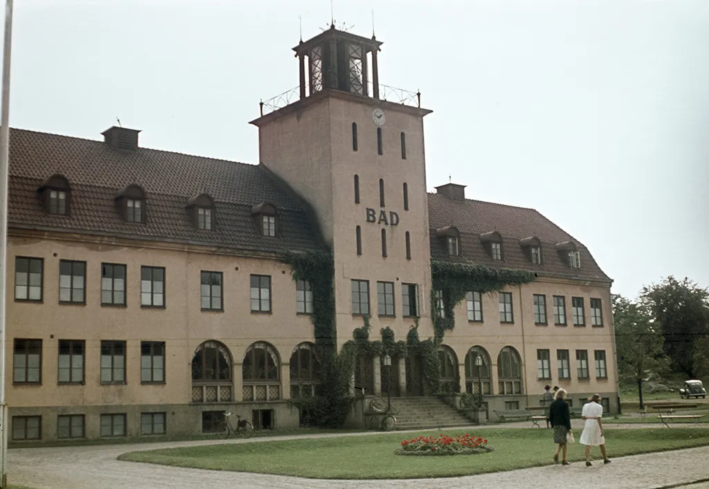 Photo showing: Varberg indoor Baths, built in 1925.
Varmbadhuset i Varberg, byggt 1925.
Parish (socken): Varberg
Province (landskap): Halland
Municipality (kommun): Varberg
County (län): Halland
Photograph by: Fredrik Bruno
Date: 1943
Format: Colour slide
Persistent URL: kmb.raa.se/cocoon/bild/show-image.html?id=16001000237894

Read more about the photo database (in english): www.kms.raa.se/cocoon/bild/about.html