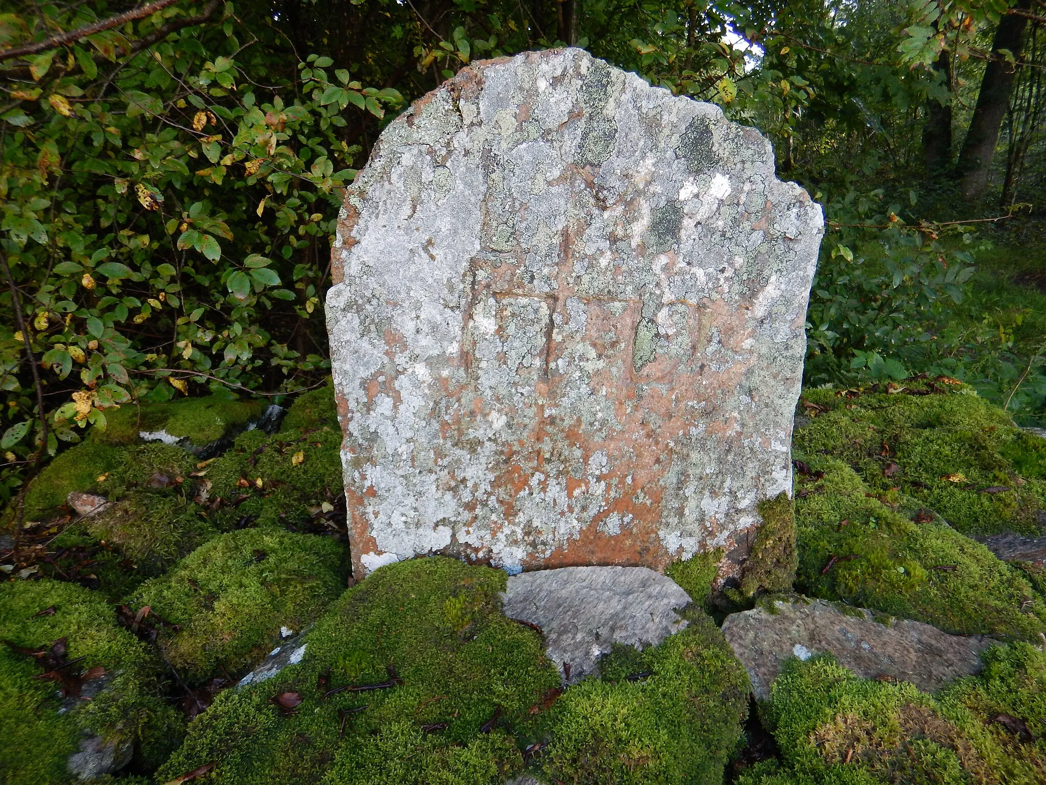 Photo showing: Milestone in Sjöared, Halland, Sweden. August 2017.