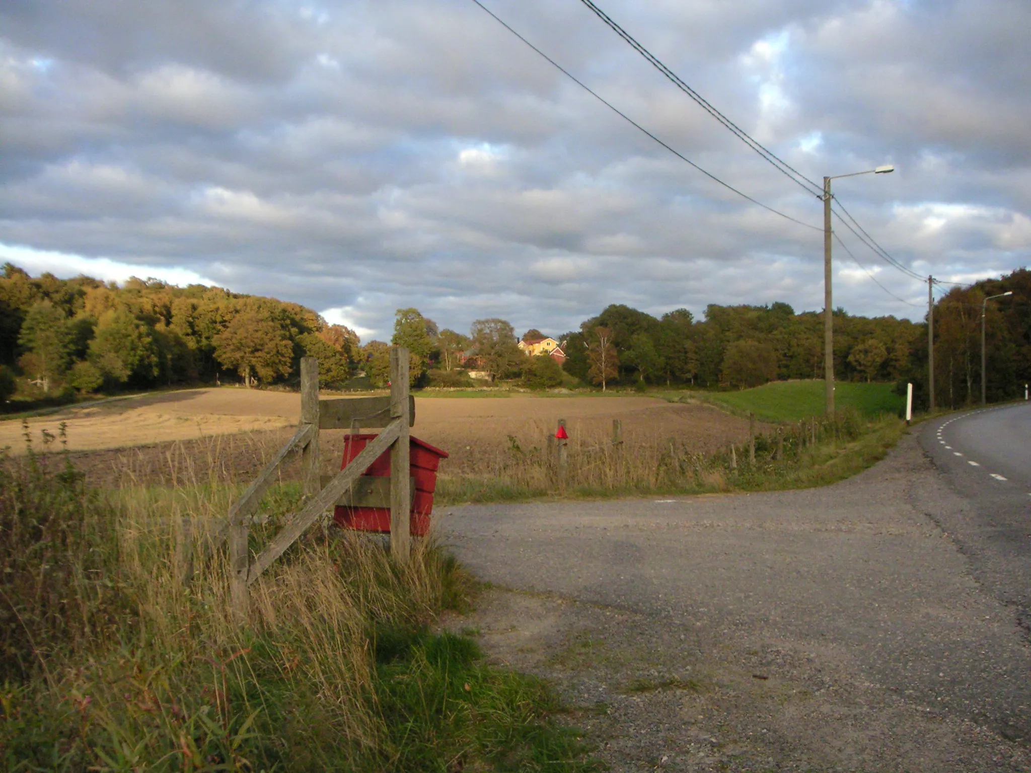 Photo showing: The Kimmersbo farmsteads (there are two of them up on the ridge), in the west of Lindome, south of Göteborg.