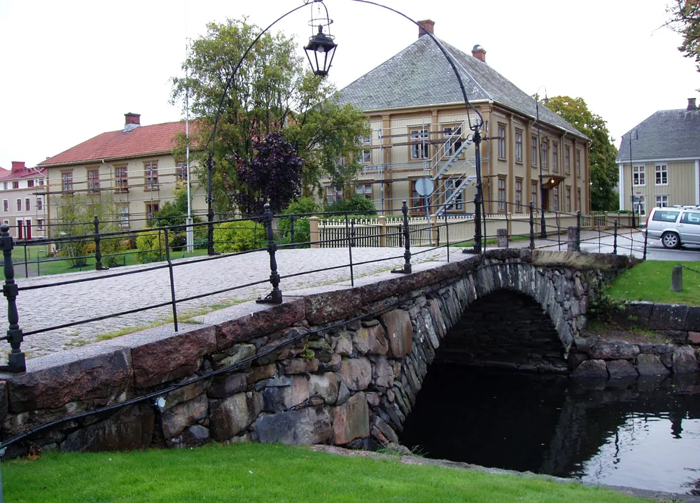 Photo showing: Bridge Mellanbron and mansion Vågmästaregården in the "Plantaget" area of central Åmål, Sweden.