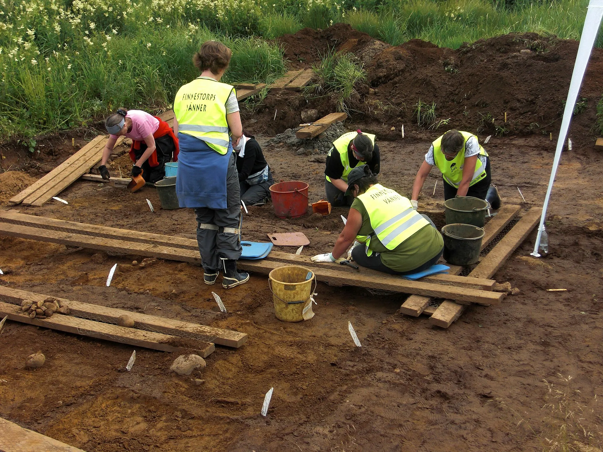 Photo showing: Archaeological excavation of the Finnestorp sacrificial bog (RAÄ No Larv 121:1) in Larv Parish, Laske Hundred, Vara Municipality, former Skaraborg County, Västergötland, Västra Götaland County, Sweden. This excavation took place in July 2009.