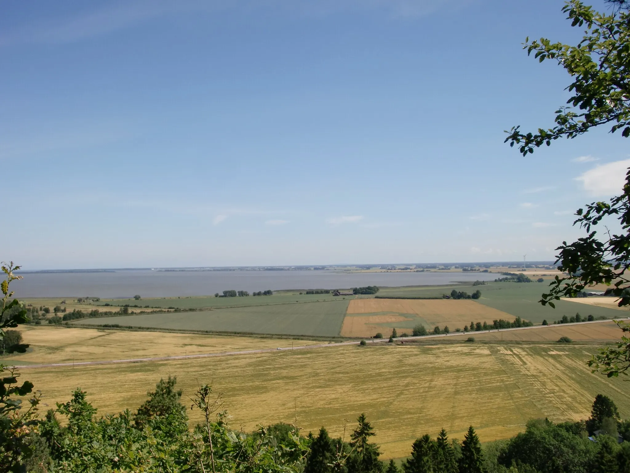 Photo showing: The bay Dattern in lake Vanern, Sweden.
View from the mountain Hunneberg towards northeast.