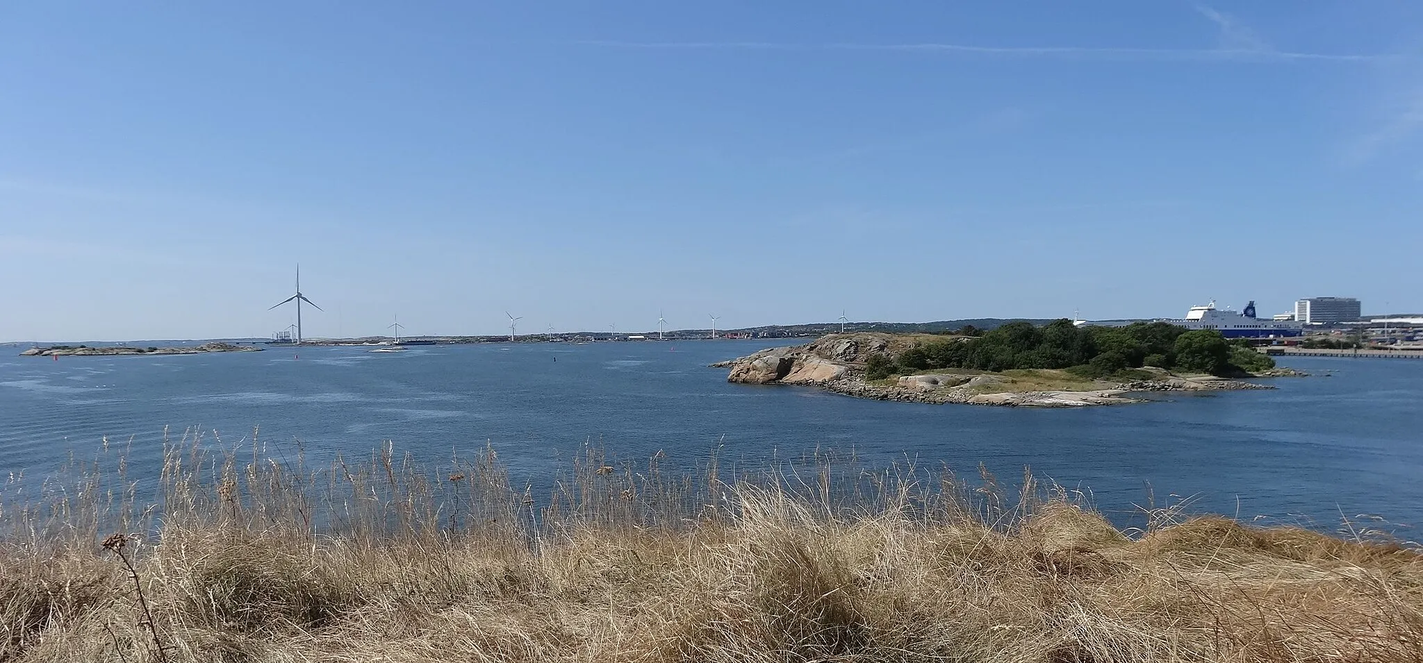 Photo showing: View towards west from bastion Humber, Nya Älvsborg fortress, Sweden. The island Stora Aspholmen is located at approximately 200 meters distance.