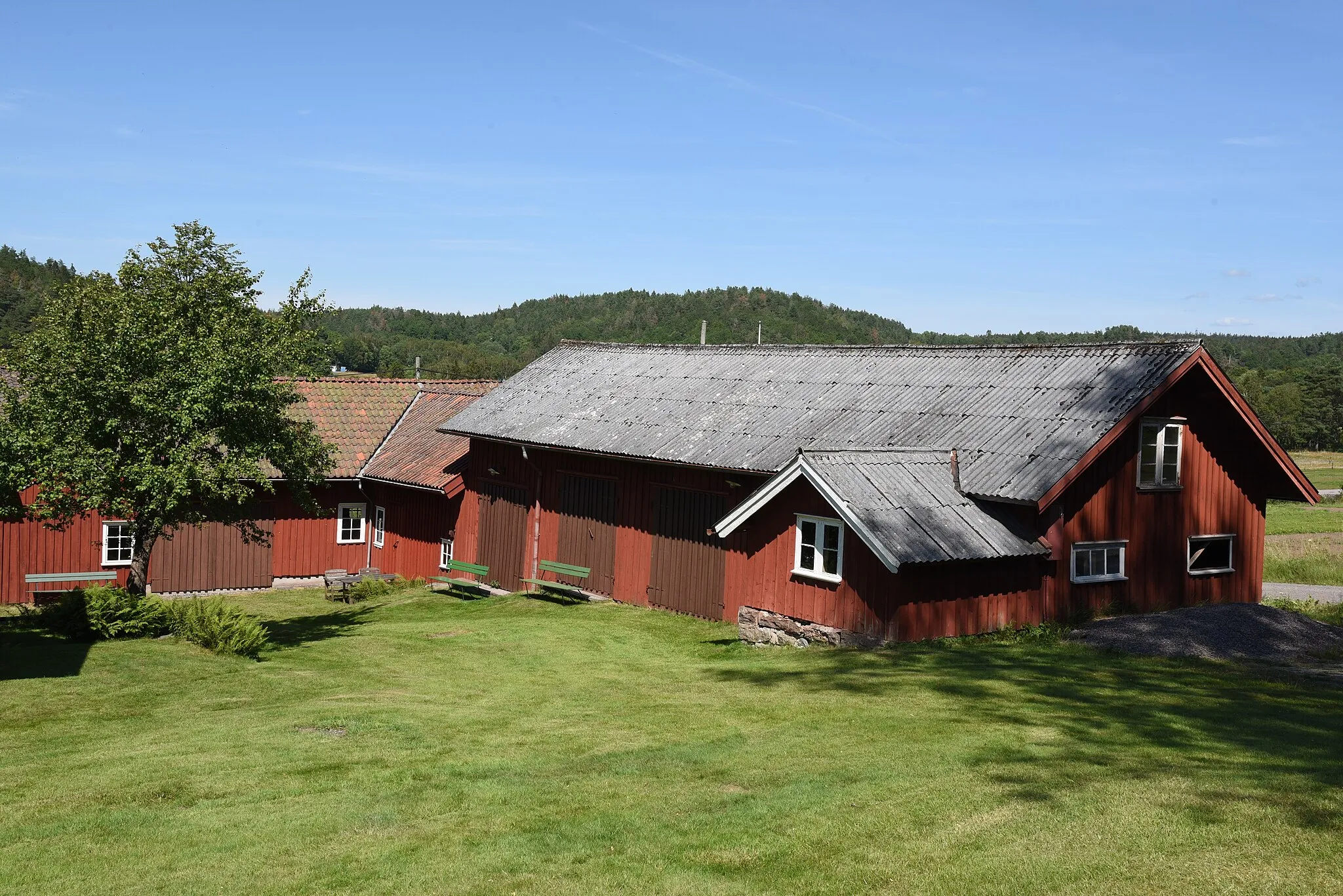 Photo showing: Börjesgården i Hällesåker är sedan 1976 Lindomes hembygdsgård. Den har anor sedan 1600-talet och flyttades i samband med laga skiftet år 1853 till den nuvarande platsen. Gården fick sitt nuvarande utseende i början av 1900-talet.