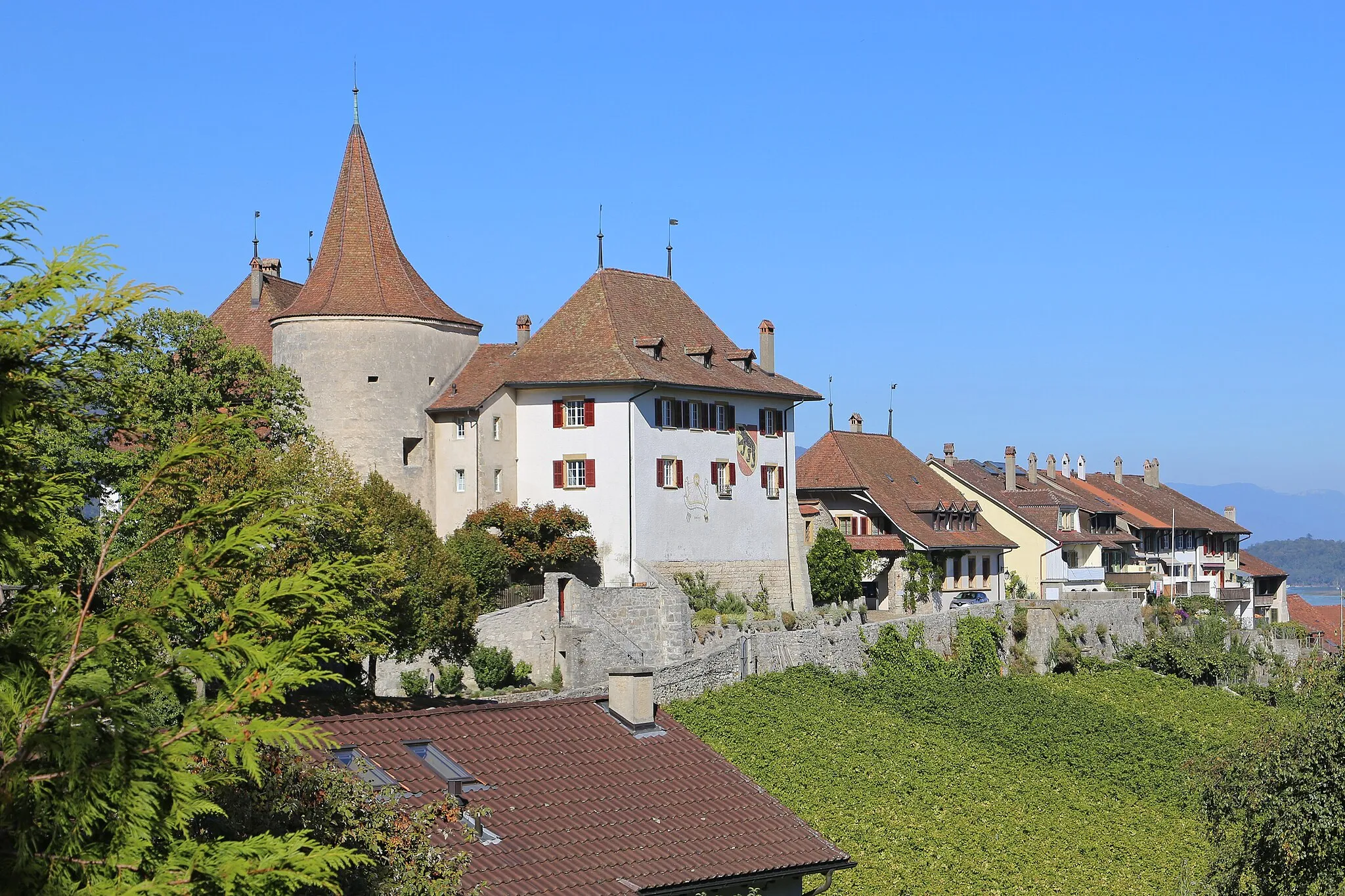 Photo showing: Erlach BE: Obere Altstadt mit Schloss.
