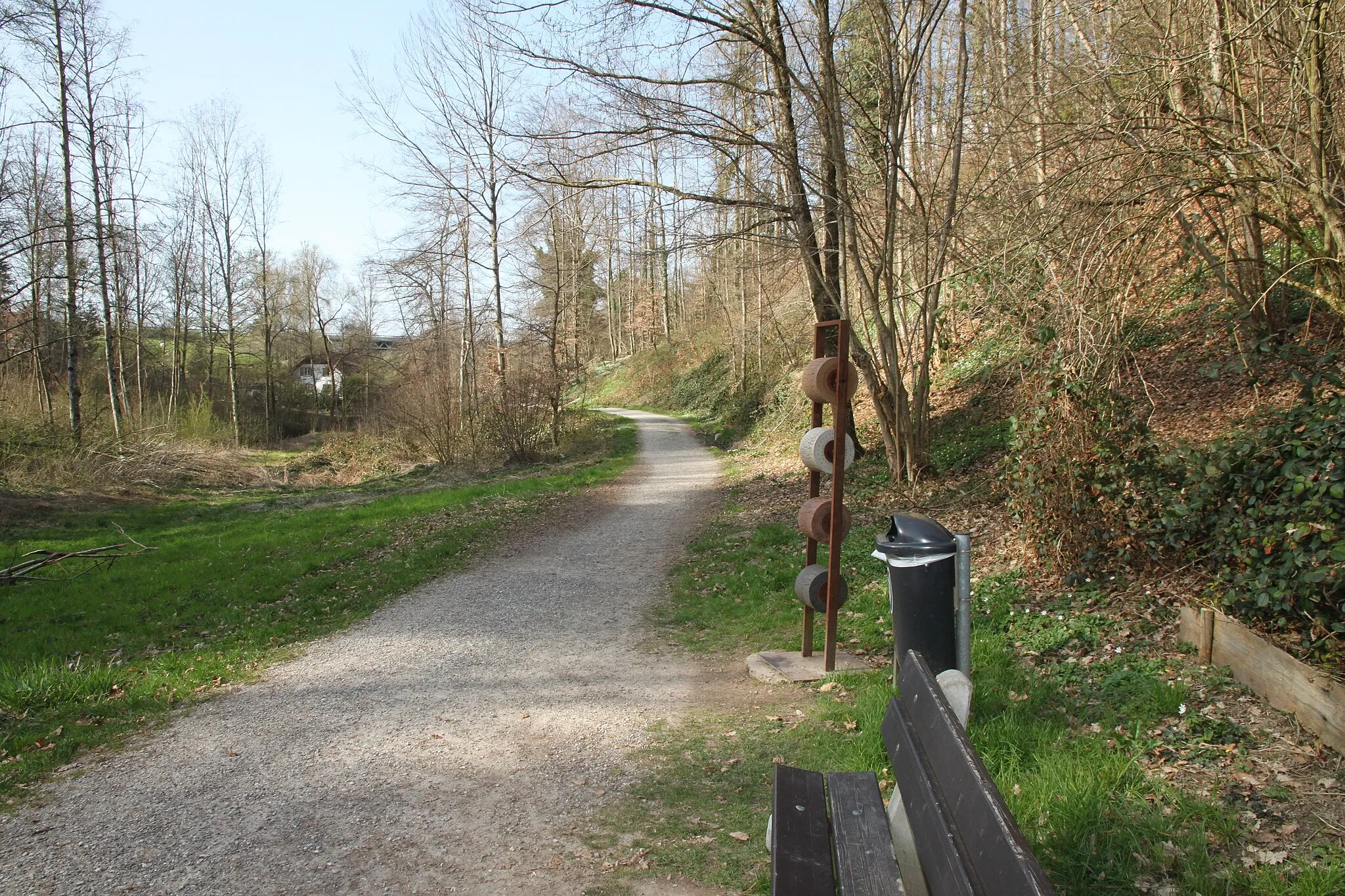 Photo showing: «Tonmühlen» von Jürg Schneider am Sinn- und Klangweg im Stillen Tal, Düdingen, Kanton Freiburg