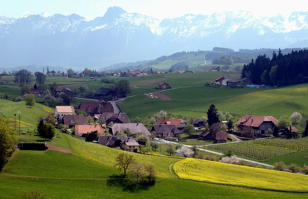 Photo showing: village of Englisberg, direction of view towards the Gantrisch mountain range