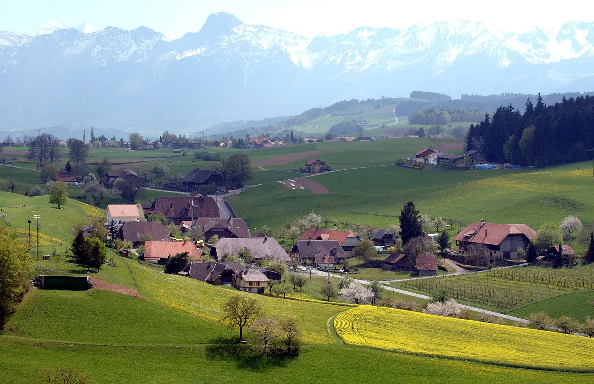 Photo showing: village of Englisberg, south-eastern view towards the Gantrisch