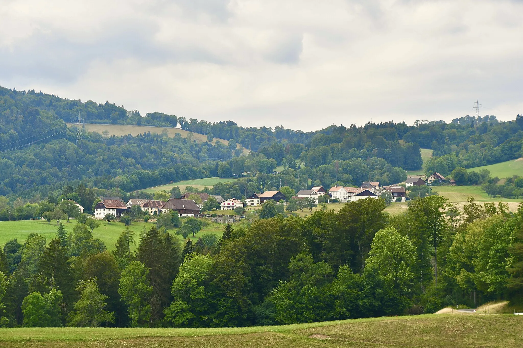 Photo showing: Vue sur le village de Montavon (JU), en Suisse.