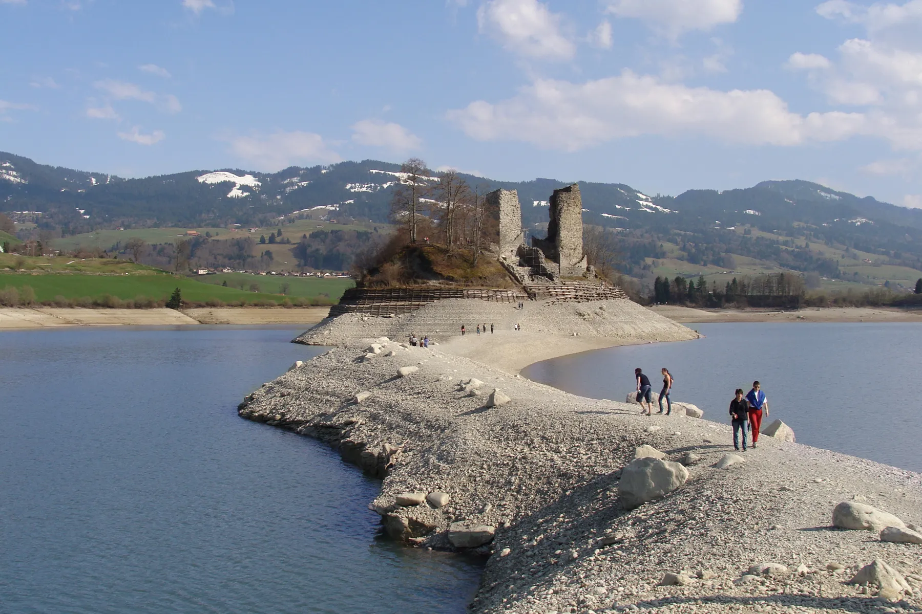 Photo showing: L'ile d'Ogoz, alors que le lac de Gruyère est volontairement baissé pour prévenir la fonte des neiges.