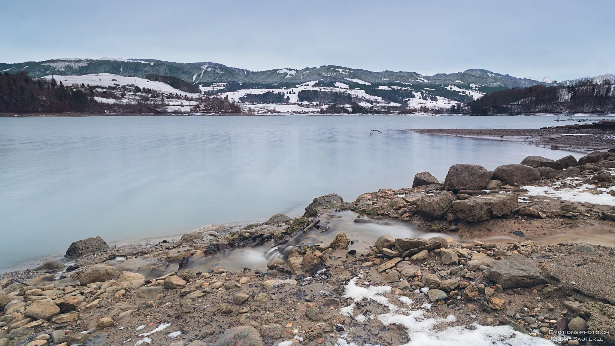 Photo showing: Le lac de la Gruyère un jour d'hiver ou il y avait de très gros vent...