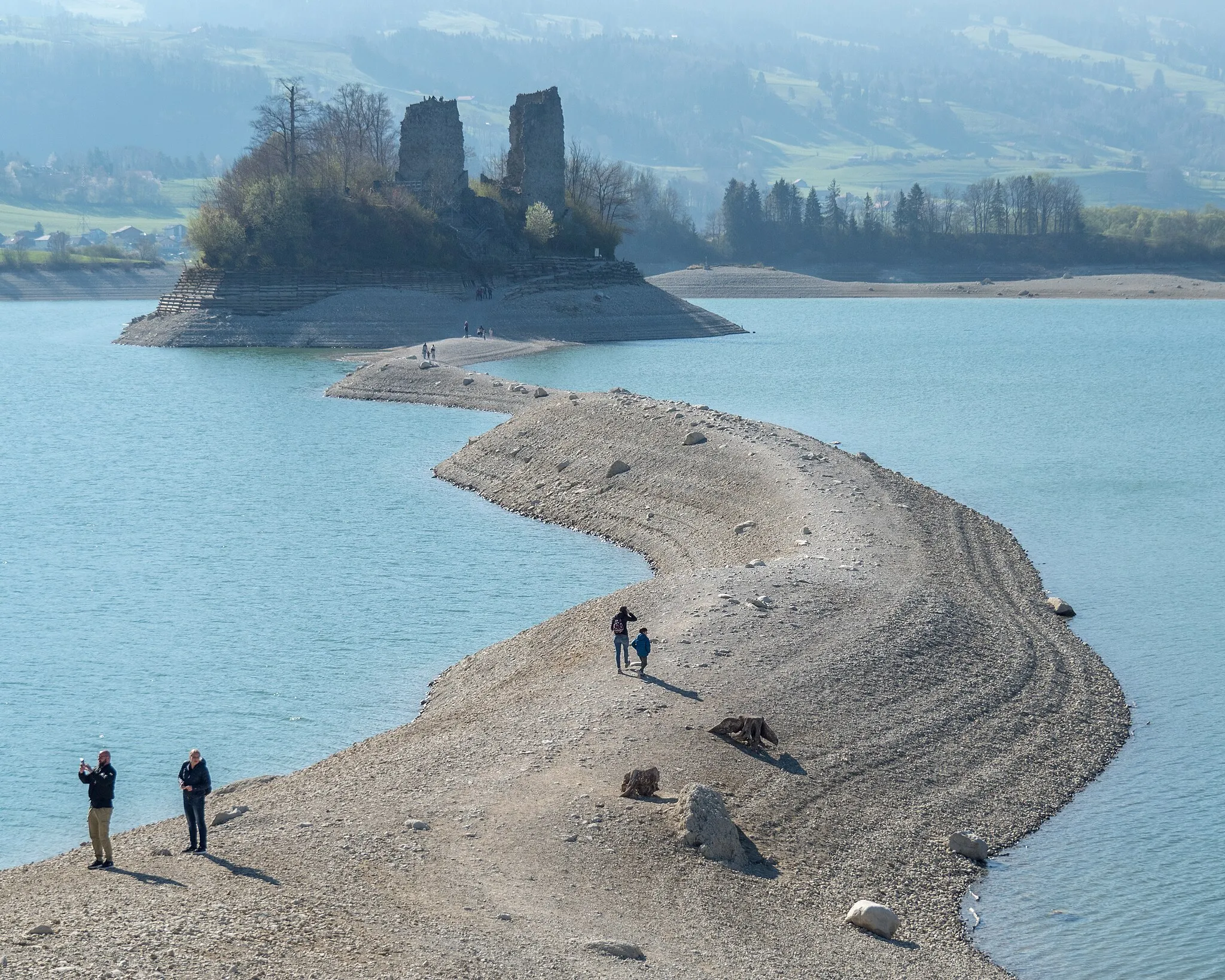 Photo showing: Low-Water Crossing to Ogoz-Island in the Lake of Gruyère (Saane River), Pont-en-Ogoz, Canton of Fribourg, Switzerland