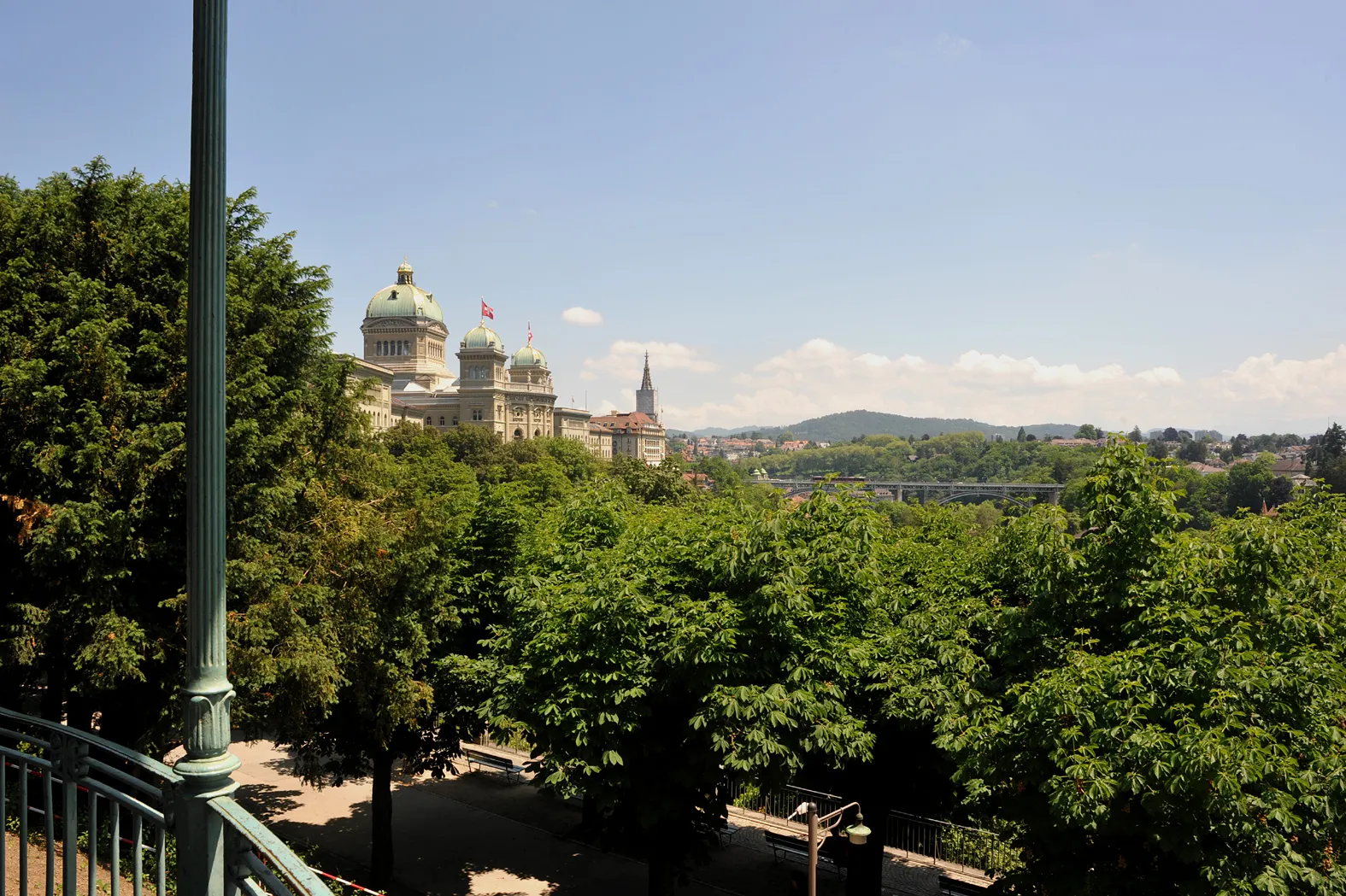 Photo showing: Public park at the Kleine Schanze, view from the pavilion to the Federal Palace of Switzerland and the Kirchenfeld bridge; Bern, Switzerland.
