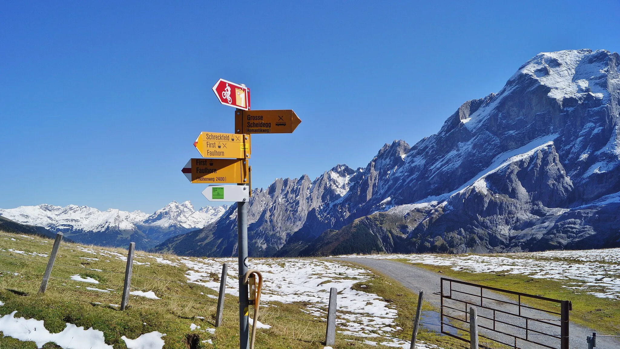 Photo showing: Kuhmatten-Schärm nördlich der Grossen Scheidegg mit Blick nach Osten.