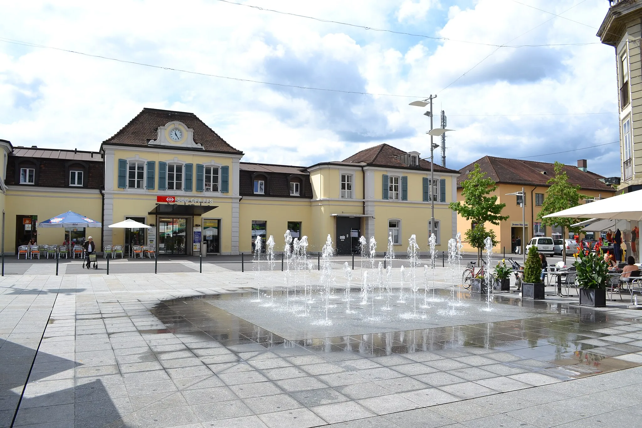 Photo showing: Gare CFF de Delémont et Fontaine de l'Europe