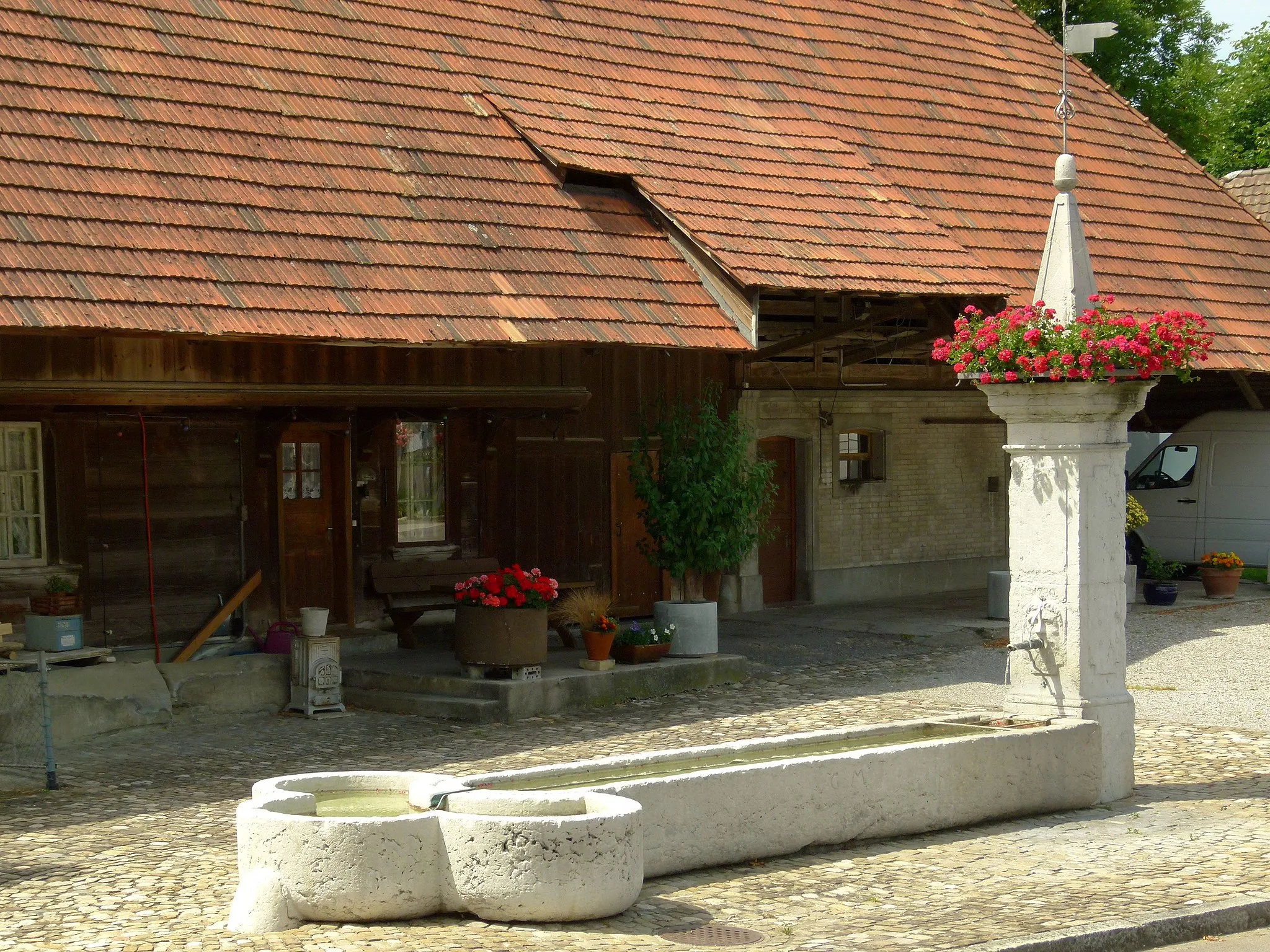 Photo showing: Dorfbrunnen in Mattstetten Ch. Vor Bauernhaus