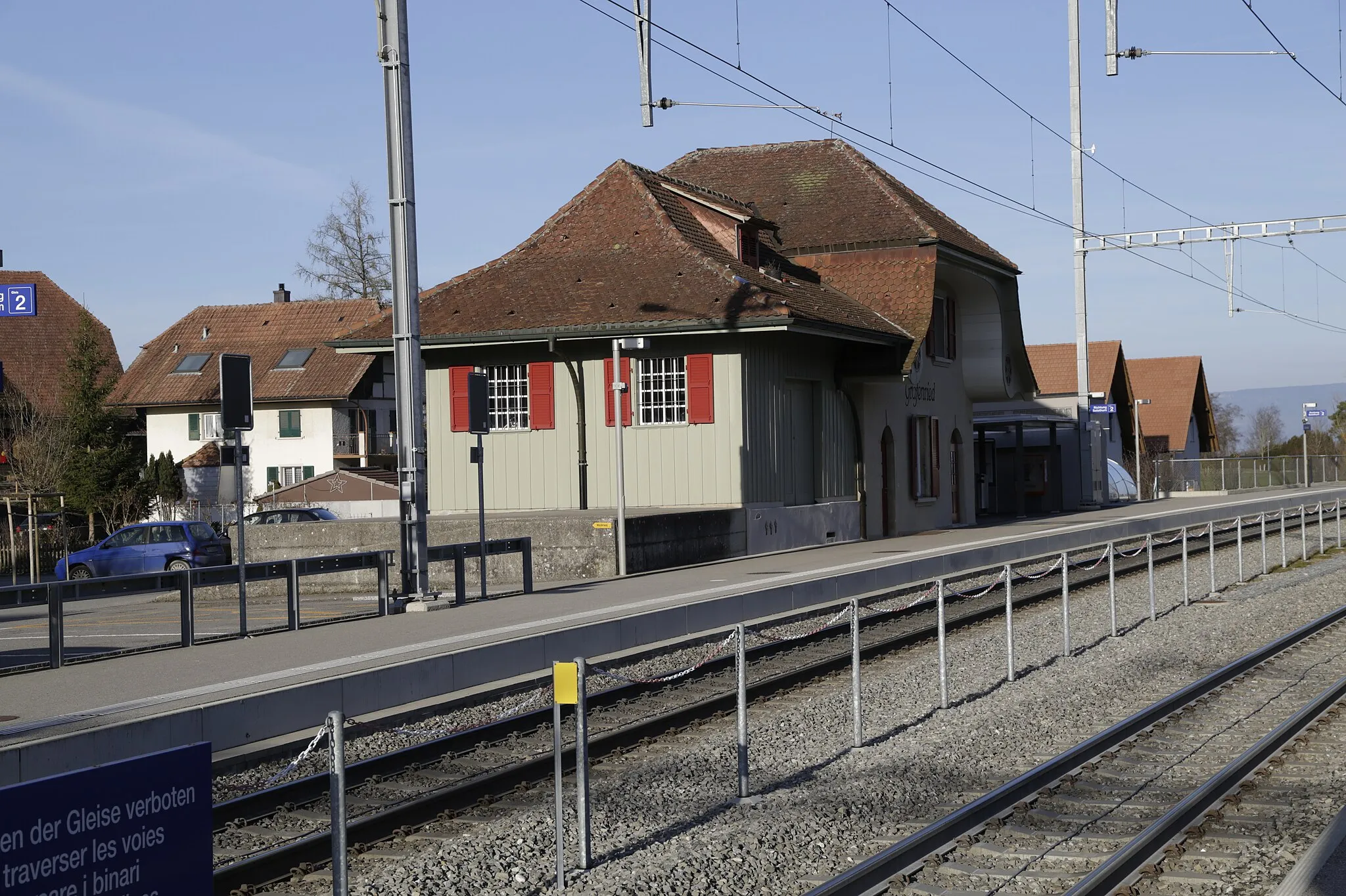 Photo showing: Der Bahnhof Grafenried liegt an der Bahnstrecke Bern Solothurn, und wird heute von der RBS betrieben.