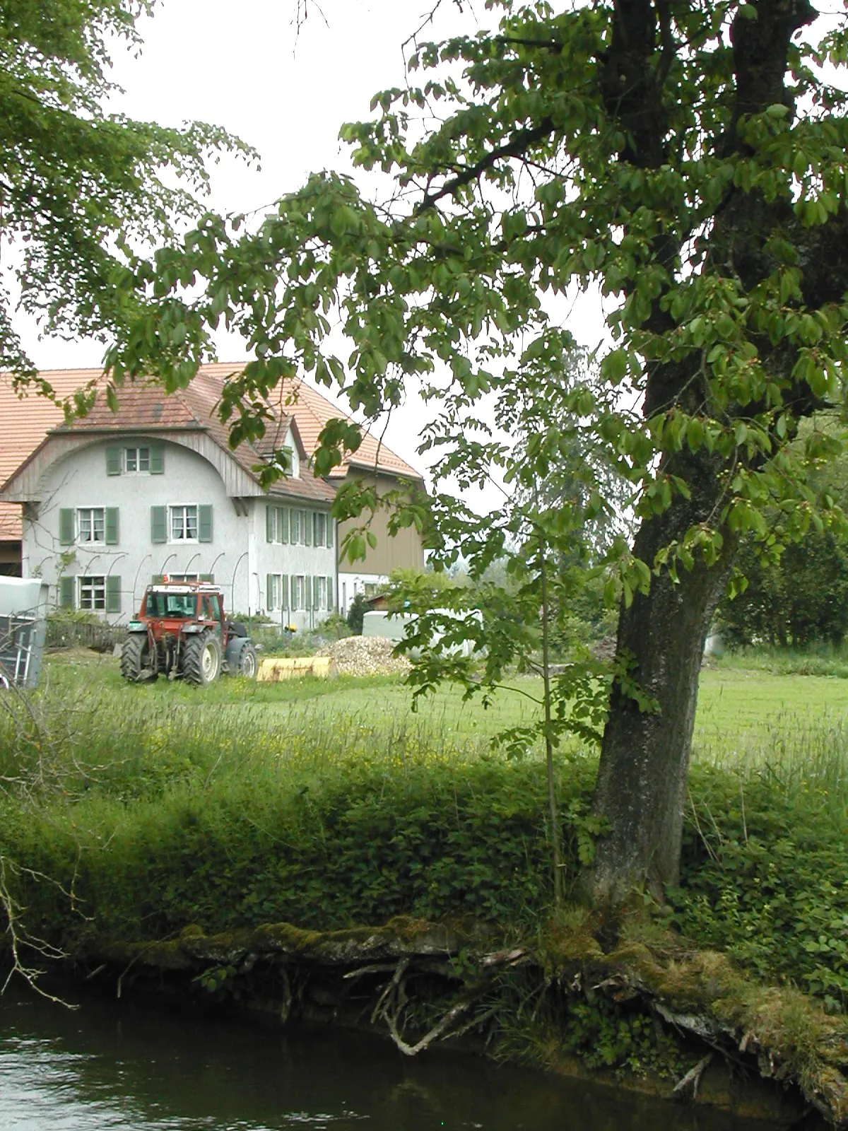 Photo showing: River and farm house in Luterbach, Switzerland