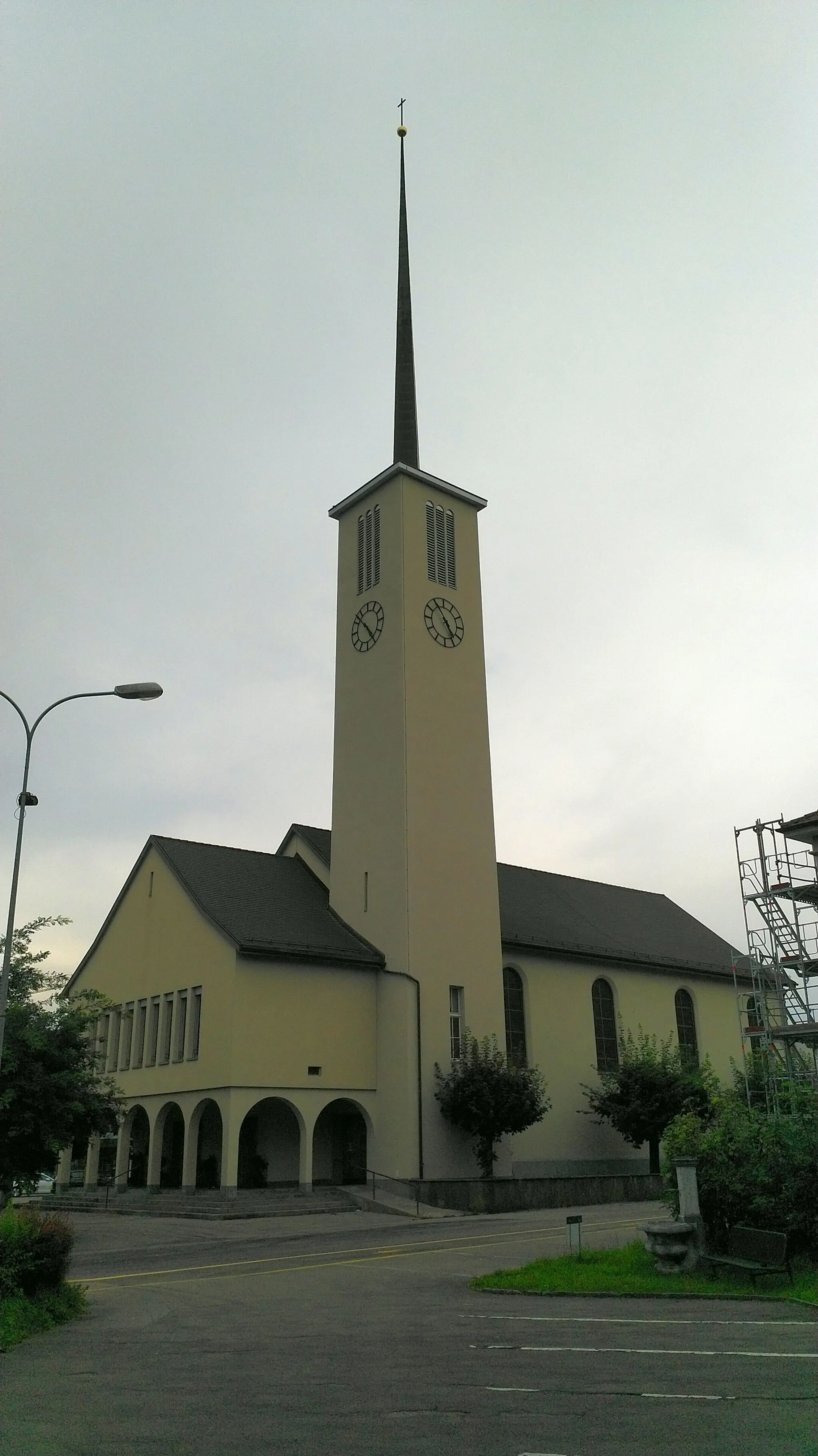 Photo showing: Reformed church of Derendingen, canton of Solothurn, Switzerland. Originally built 1897-1899 by architect Friedrich Widmer (1870-1943) but completely rebuilt, modernized and with a new spire by Karl Indermühle (1877-1933) in 1932-1934. It is listed as a cultural heritage monument of regional significance (KGS no.: 13504).