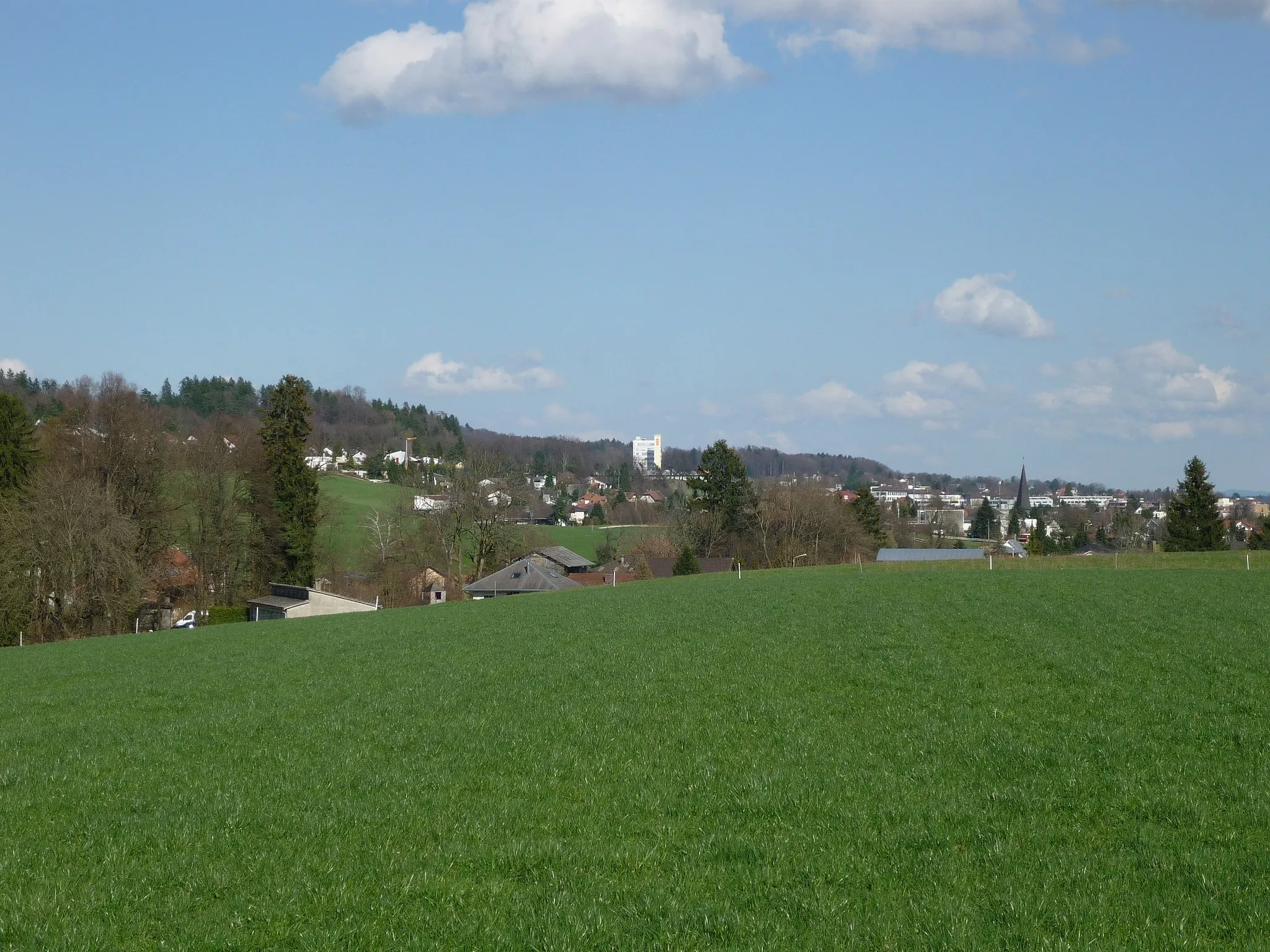 Photo showing: Partial view of the municipalities of Bellach (foreground) and Langendorf in the Canton of Solothurn, Switzerland, seen from neer the Bellacherweiher pond.