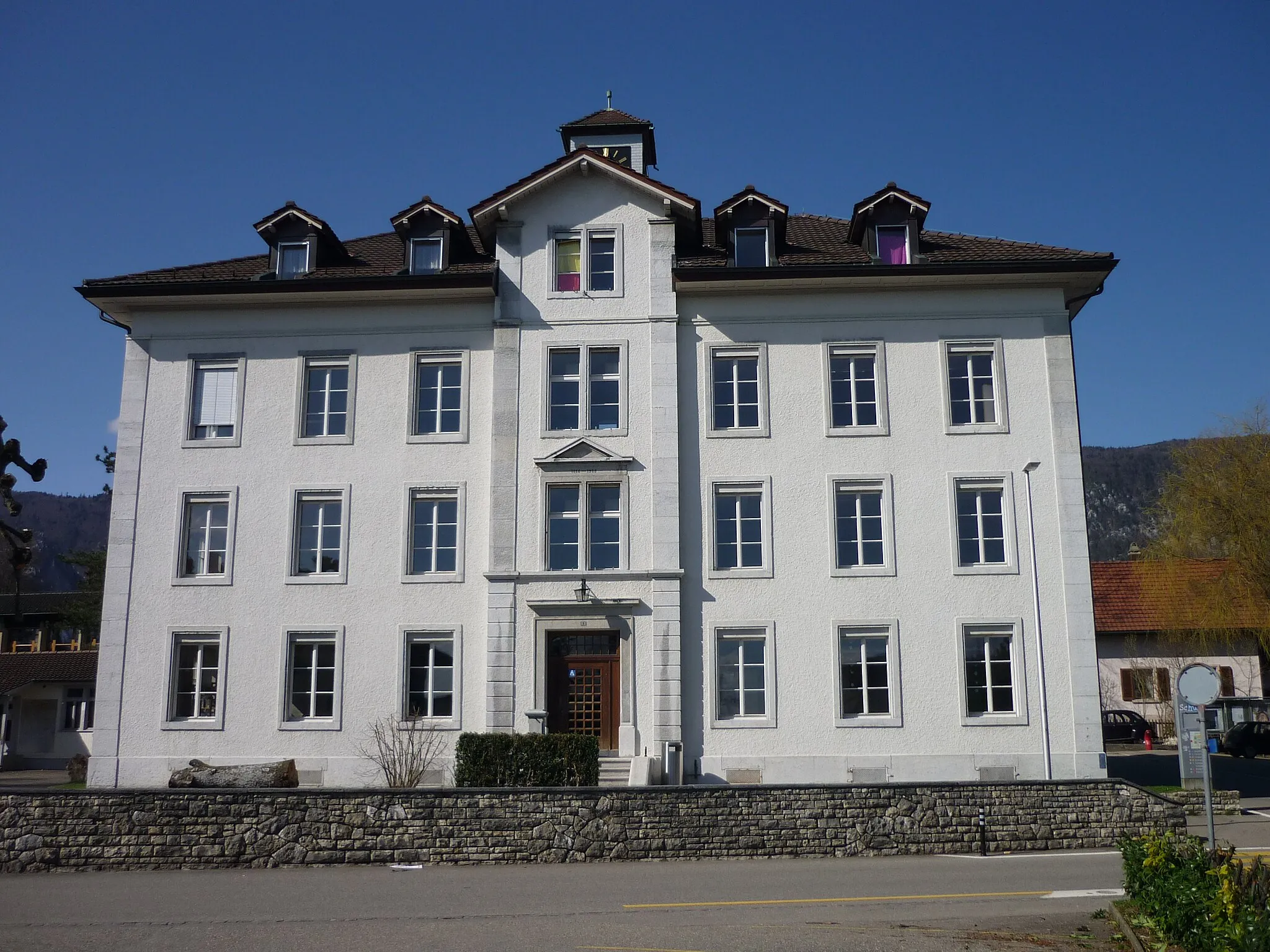 Photo showing: School building in Langendorf, Canton of Solothurn, Switzerland.
