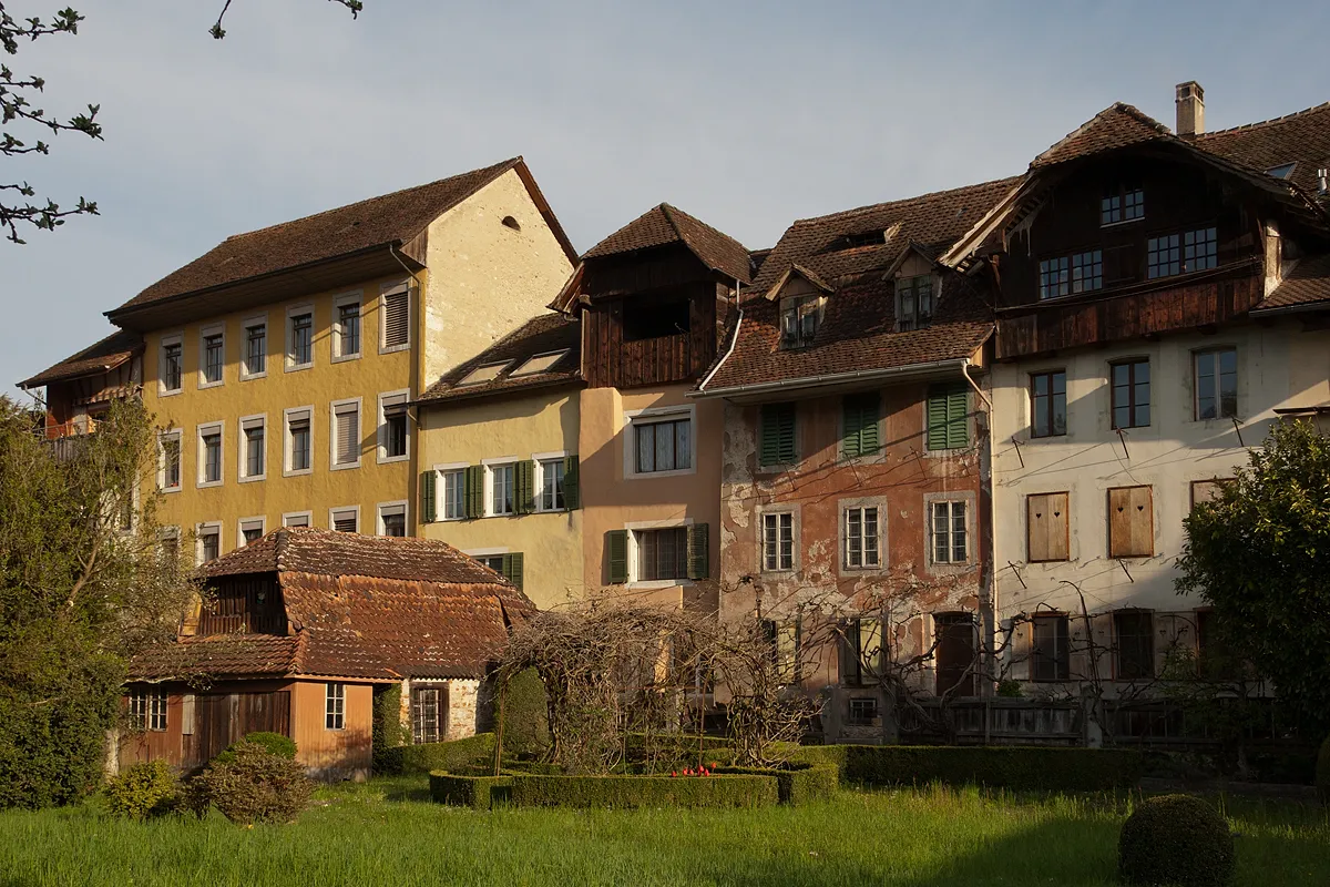 Photo showing: Alte Stadthäuser im Graben von Büren an der Aare