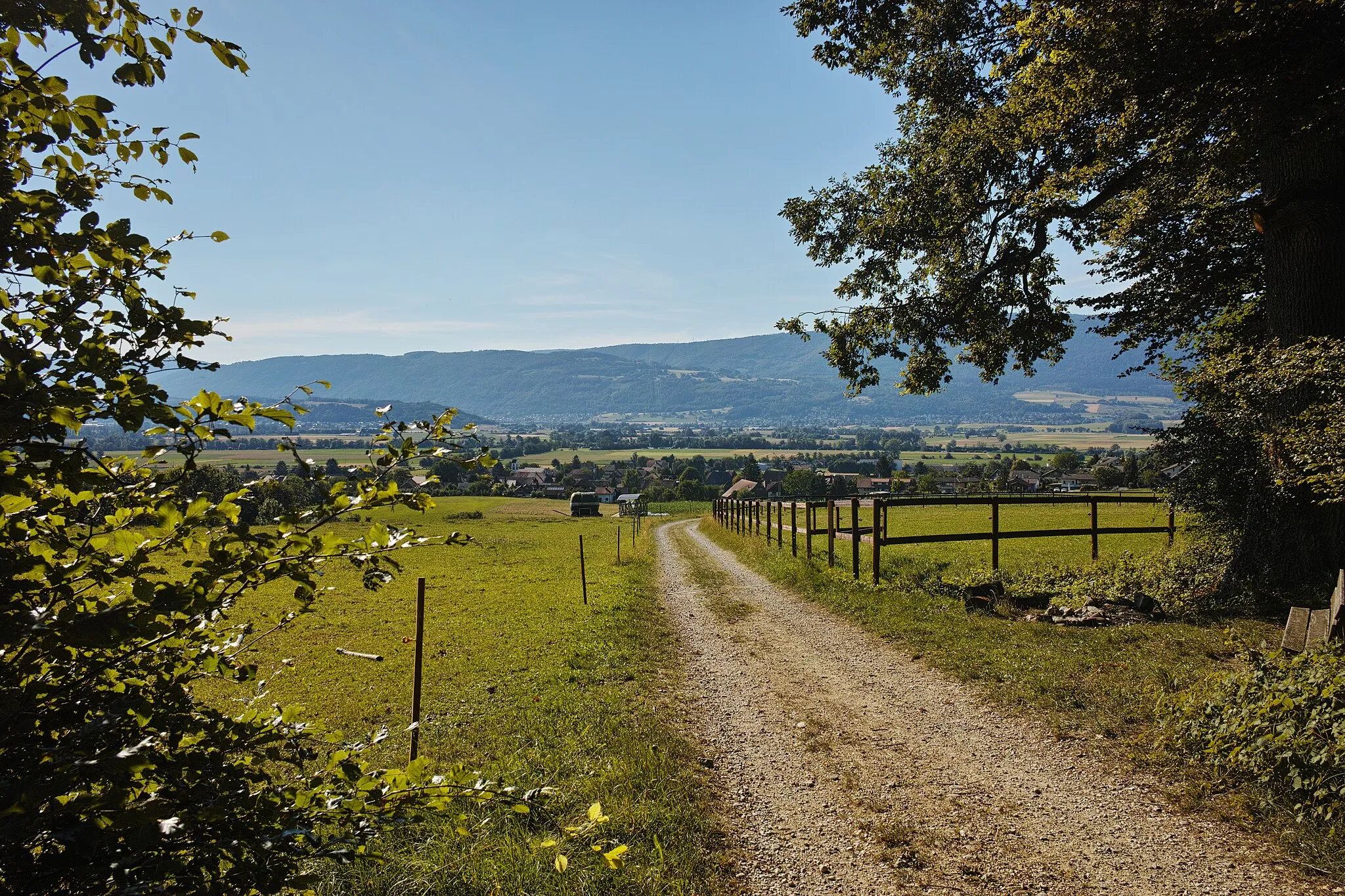 Photo showing: Rüti bei Büren, canton of Bern, Switzerland: View towards northwest, Rüti in the center/foreground, the first chain of the Jura mountain range in the background.