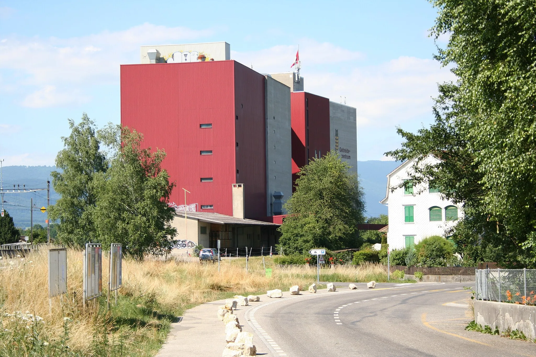 Photo showing: Der Getreidesilo von Busswil bei Büren, Schweiz. Der Silo ist das grösste und höchste Gebäude von Busswil. Neben Getreide ist hier auch Zucker eingelagert.