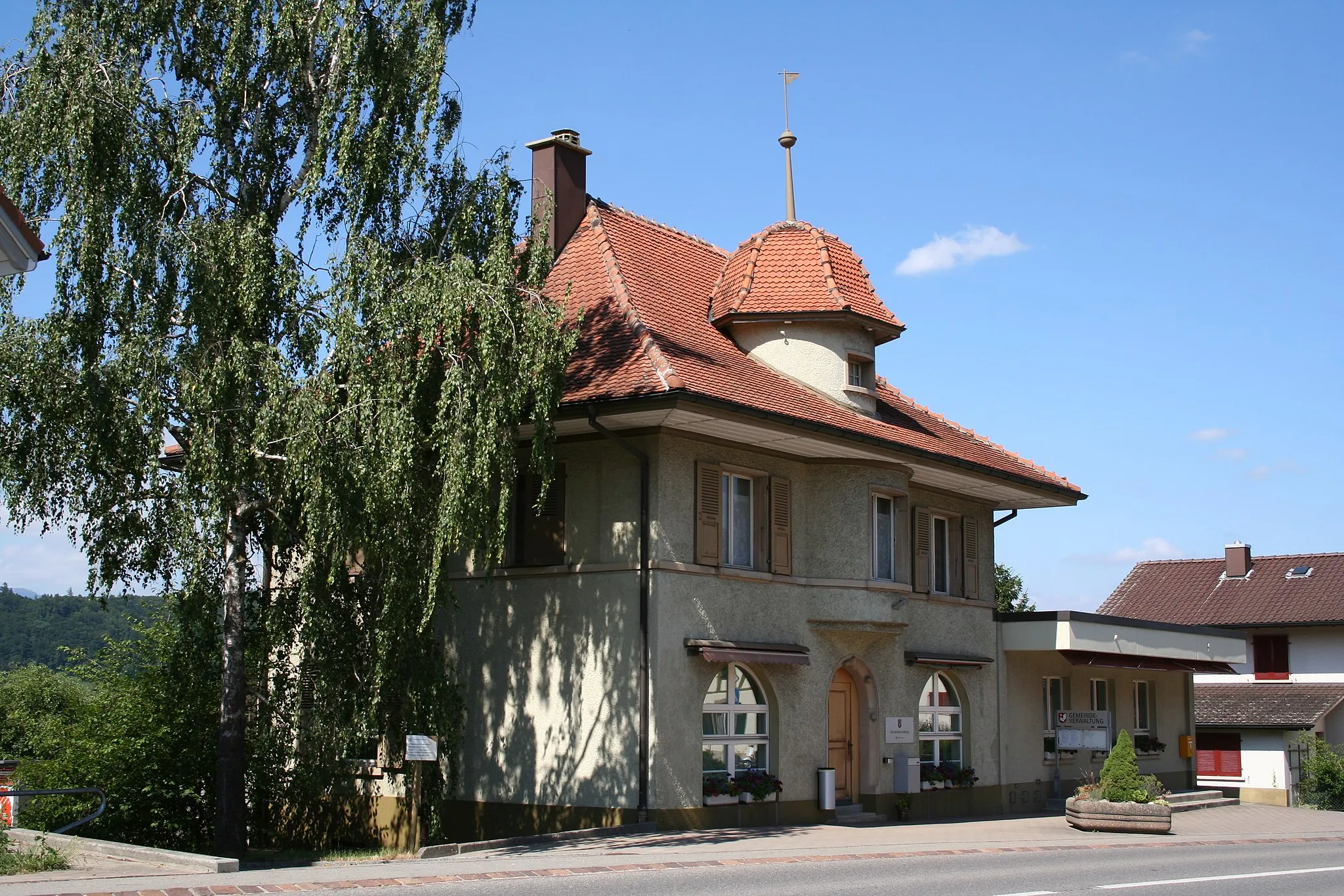 Photo showing: Das Gemeindehaus von Büetigen, Schweiz. Es liegt an der Hauptstrasse.