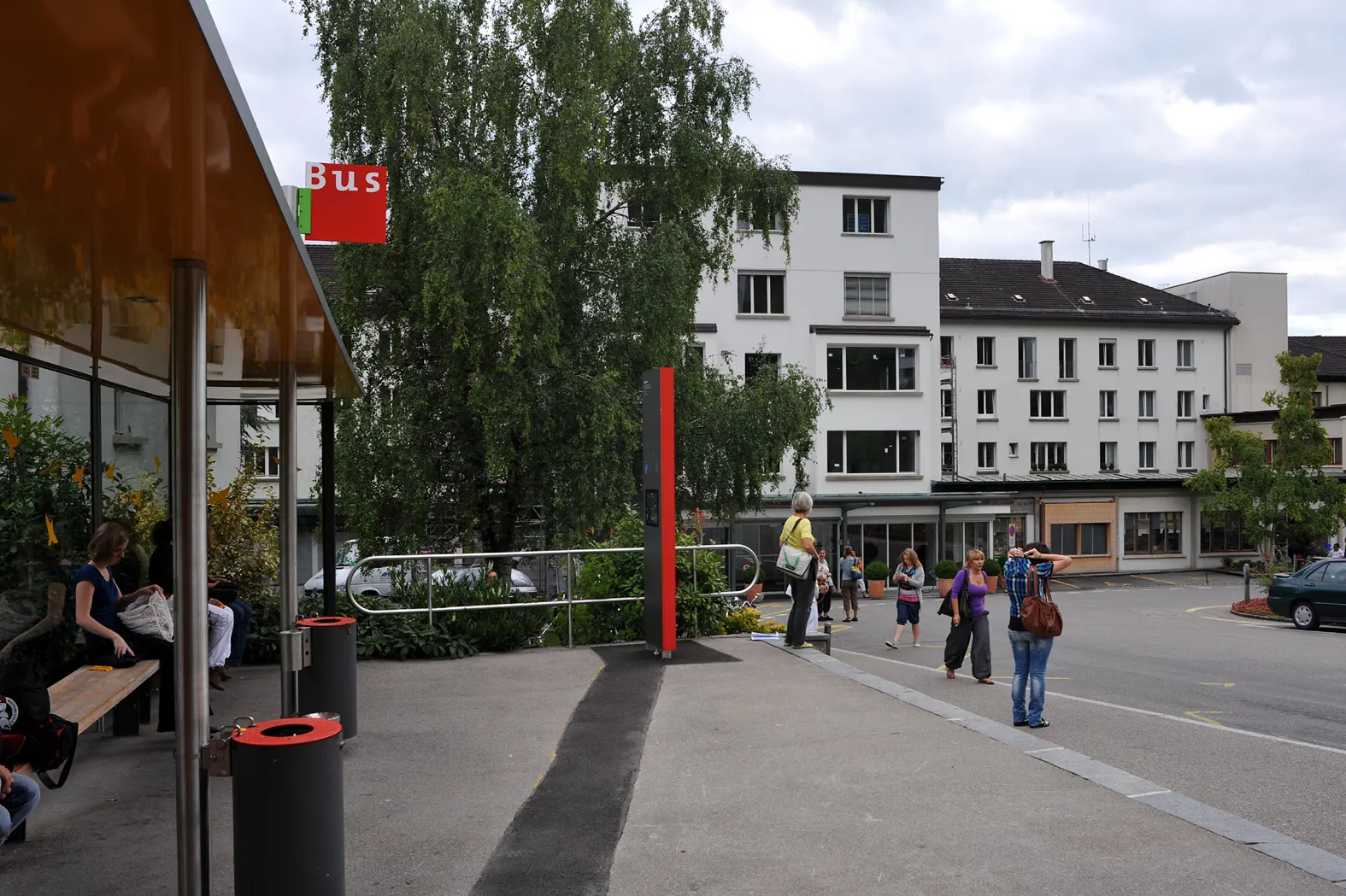 Photo showing: Spitalzentrum Biel, bus stop and main entrance; Berne, Switzerland.