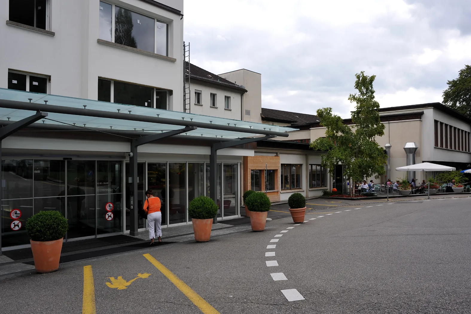 Photo showing: Spitalzentrum Biel, main entrance and cafeteria; Berne, Switzerland.