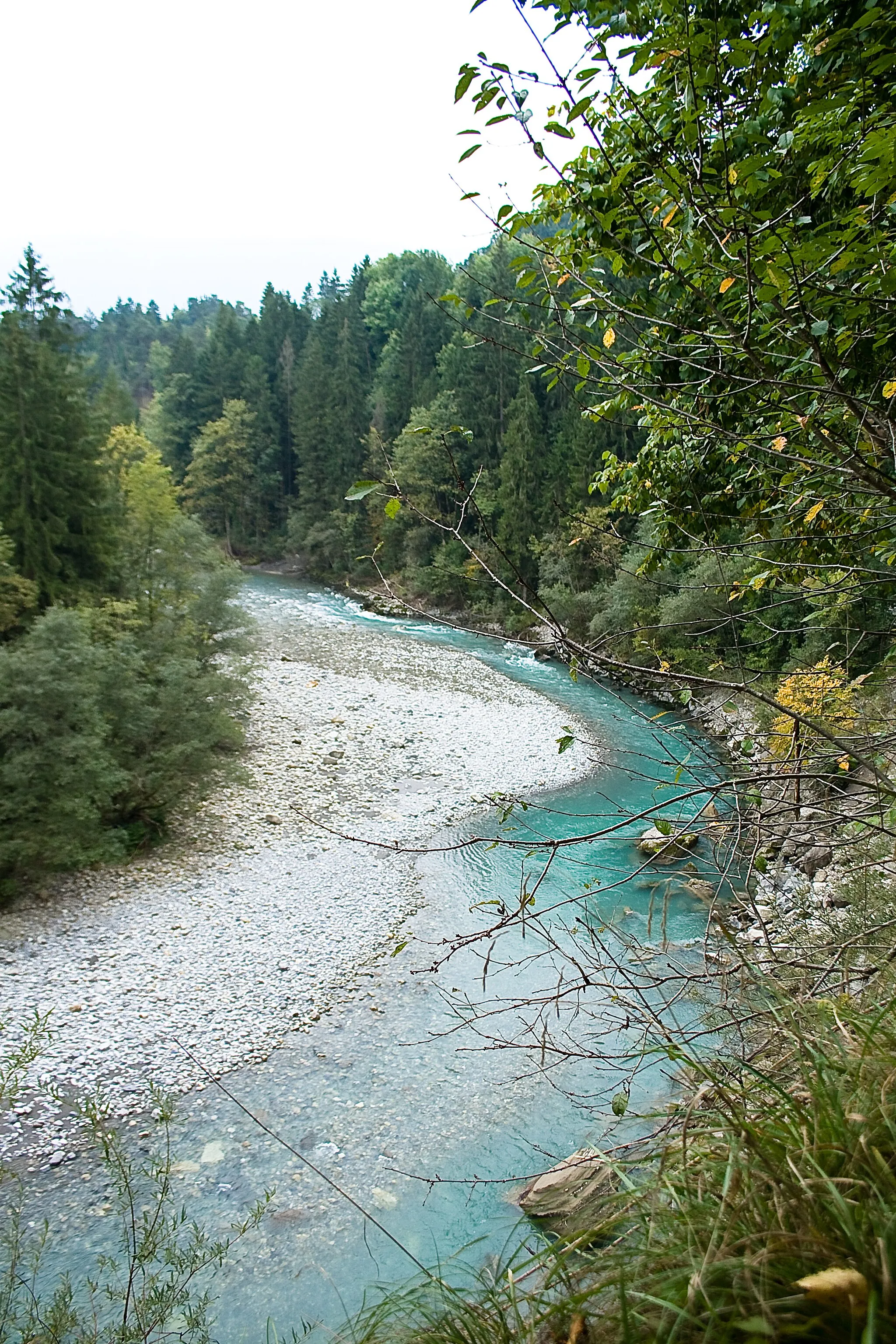 Photo showing: La Kander à proximité de Gwat, juste en amont du pont autoroutier.