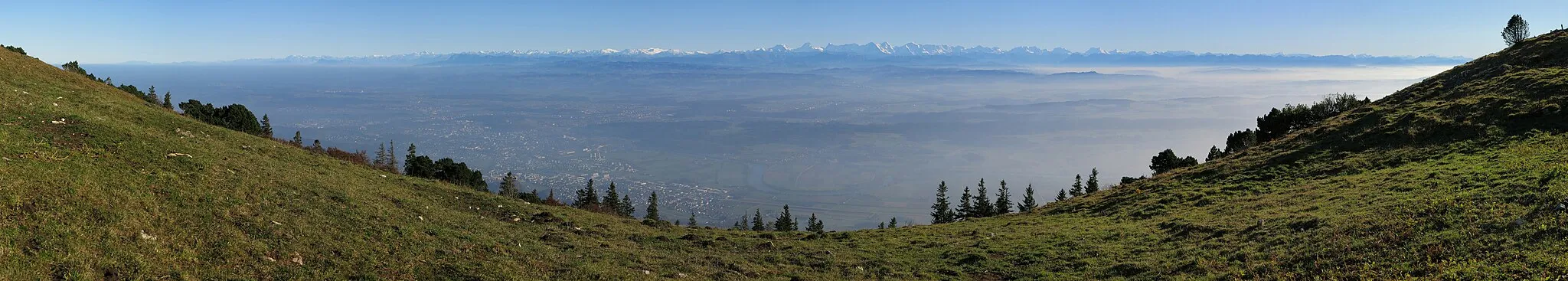 Photo showing: Far view from the Hasenmatt to the Swiss Alps in a distance of 150 - 170 km