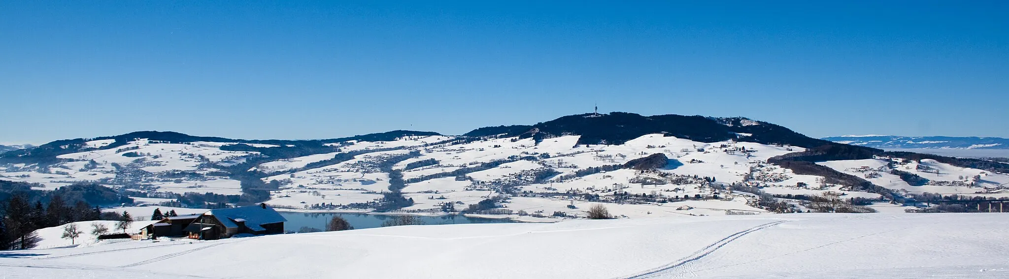 Photo showing: Le Gibloux en hiver, vu depuis La commune de Hauteville. La ferme est au lieu-dit Le Mont