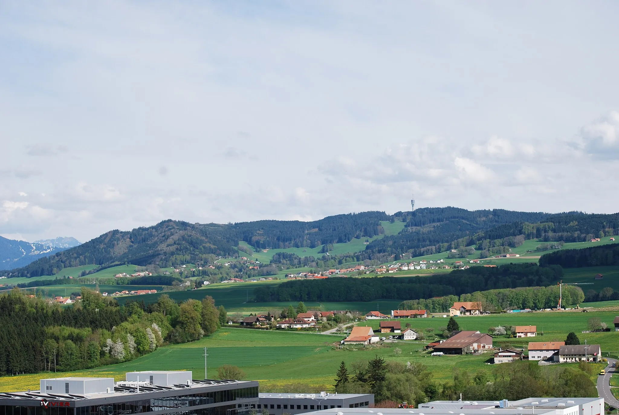 Photo showing: Mount Gibloux seen from Villaz-Saint-Pierre, canton of Fribourg, Switzerland - Mount Gibloux with the Swisscom tower in the back