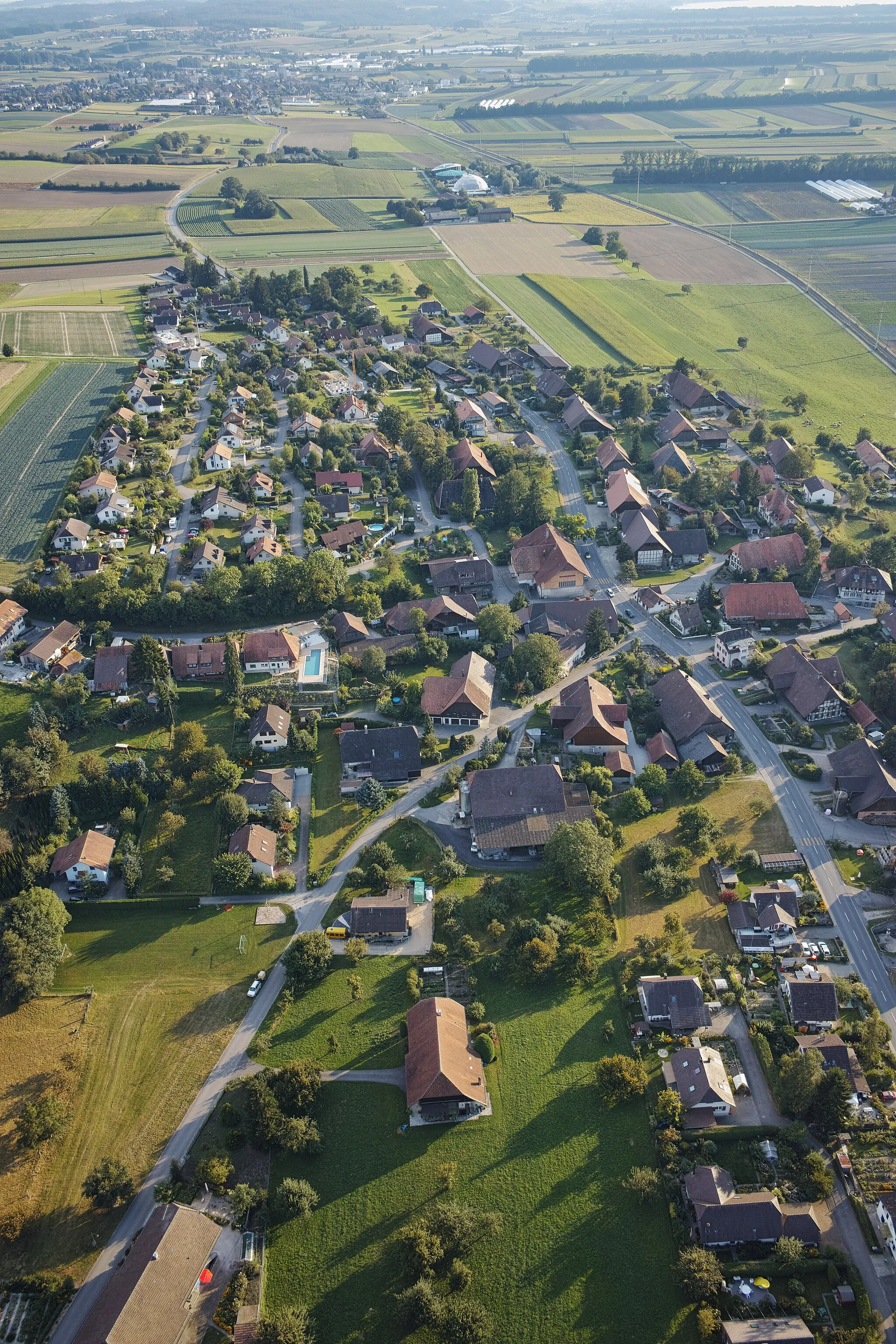 Photo showing: Municipality of Fräschels, canton of Fribourg, Switzerland. Picture taken from a hot air balloon. The Papiliorama (butterfly zoo) in the municipality of Kerzers is visible at the top of the image.