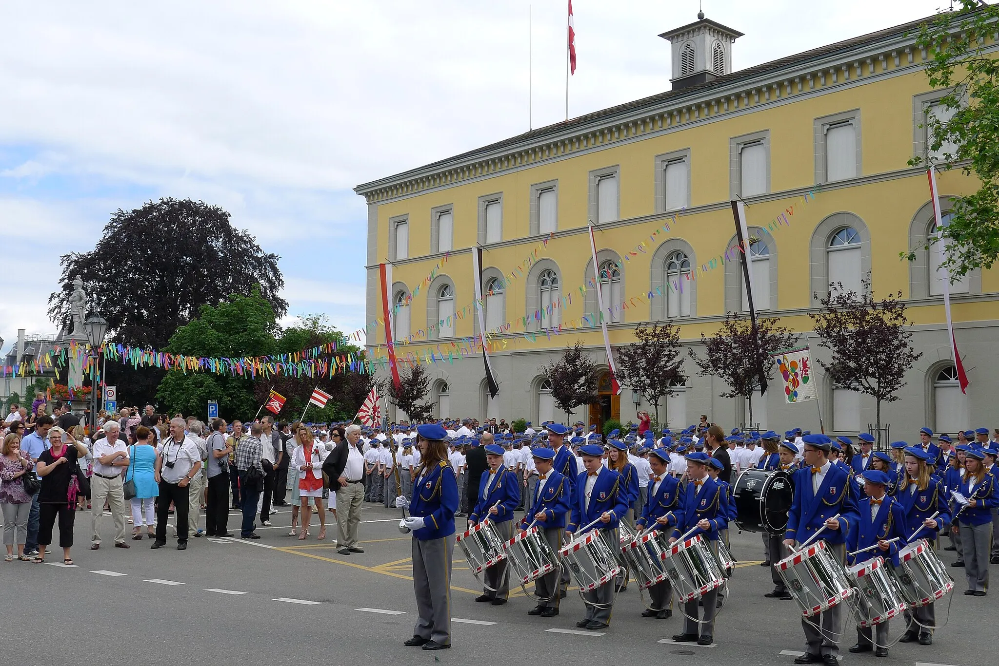 Photo showing: Die Murtener Soli beginnt traditionsgemäss vor der Primarschule Berntor. Das Foto zeigt diese Szene am 22.06.2013.