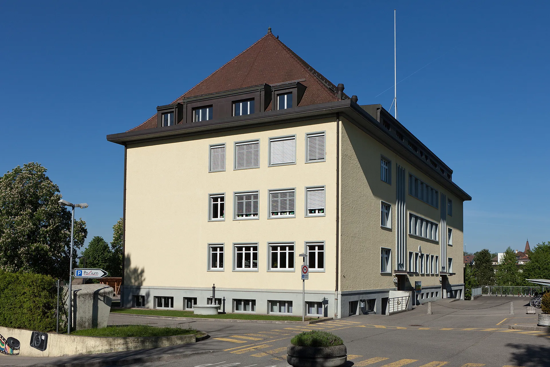Photo showing: Schulhaus Gänseberg in Düdingen (FR)