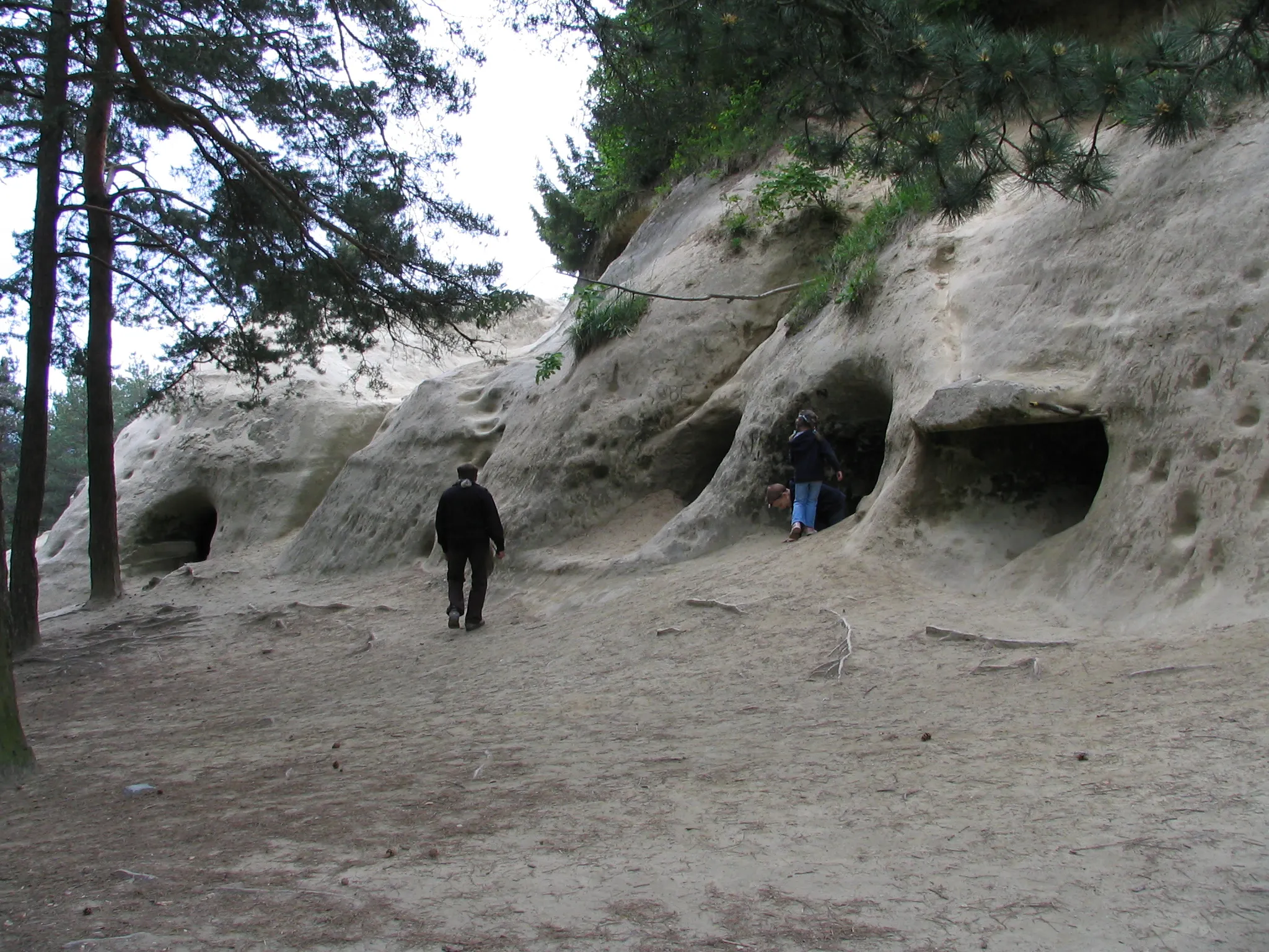 Photo showing: Sandsteinhöhlen am Mont Vully (Freiburg, Schweiz)
«Les Roches Grises» früher: «Fort de la Lombertaz»

Errichtet im Ersten Weltkrieg, heute von Kindern und Erwachsenen zum Spielen genutzt.