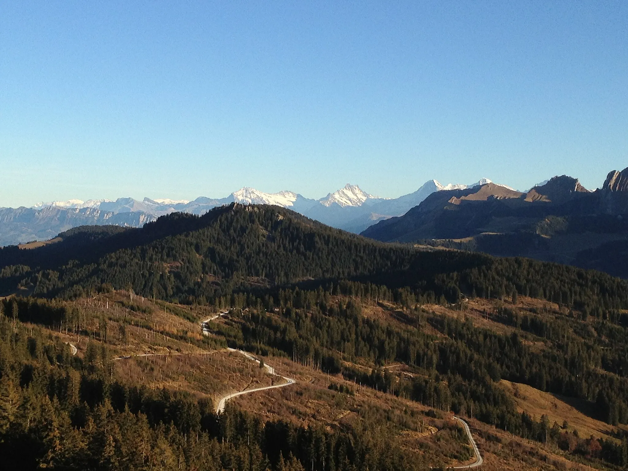 Photo showing: Blick von der Pfiffe Richtung Südosten; Gipfel des Berner Oberlands