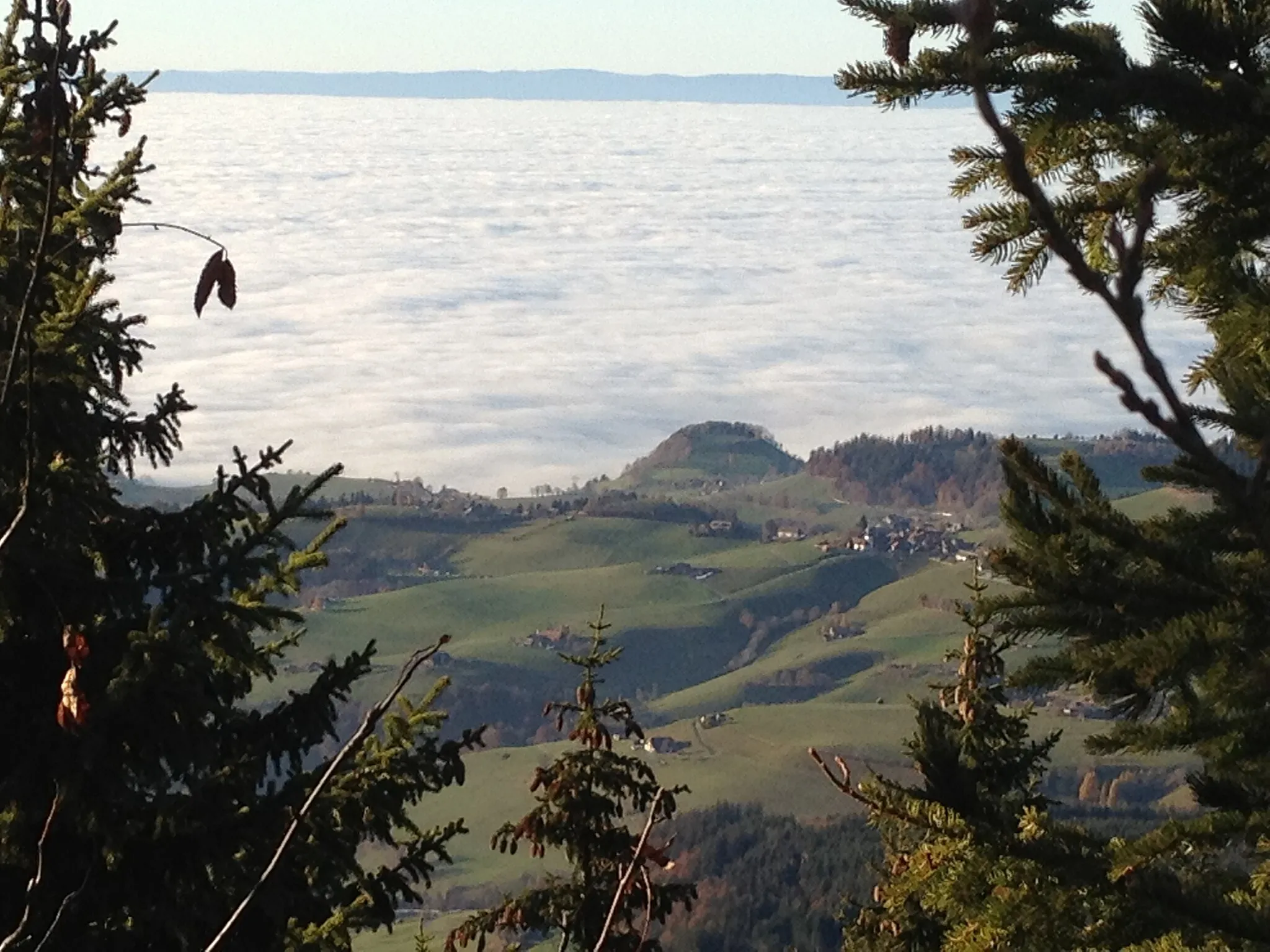 Photo showing: Blick von der Pfiffe Richtung Nordwesten: Guggisberg mit Guggershörnli, Nebelmeer über dem Mittelland