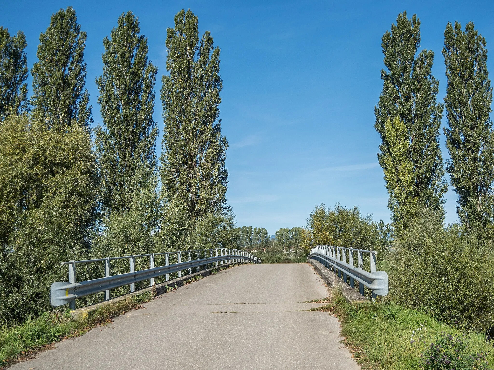 Photo showing: Road Bridge over the Broye River, Vully-les-Lacs, Canton of Vaud, Switzerland