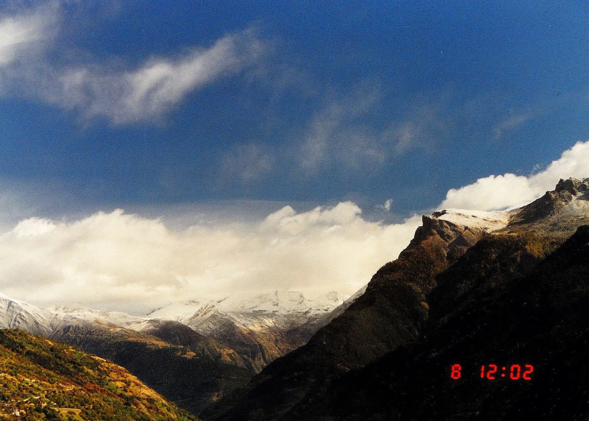 Photo showing: October Grand Panorama Les Alpes Suisse Europe - Master Earth Photography 1988 Thunderball